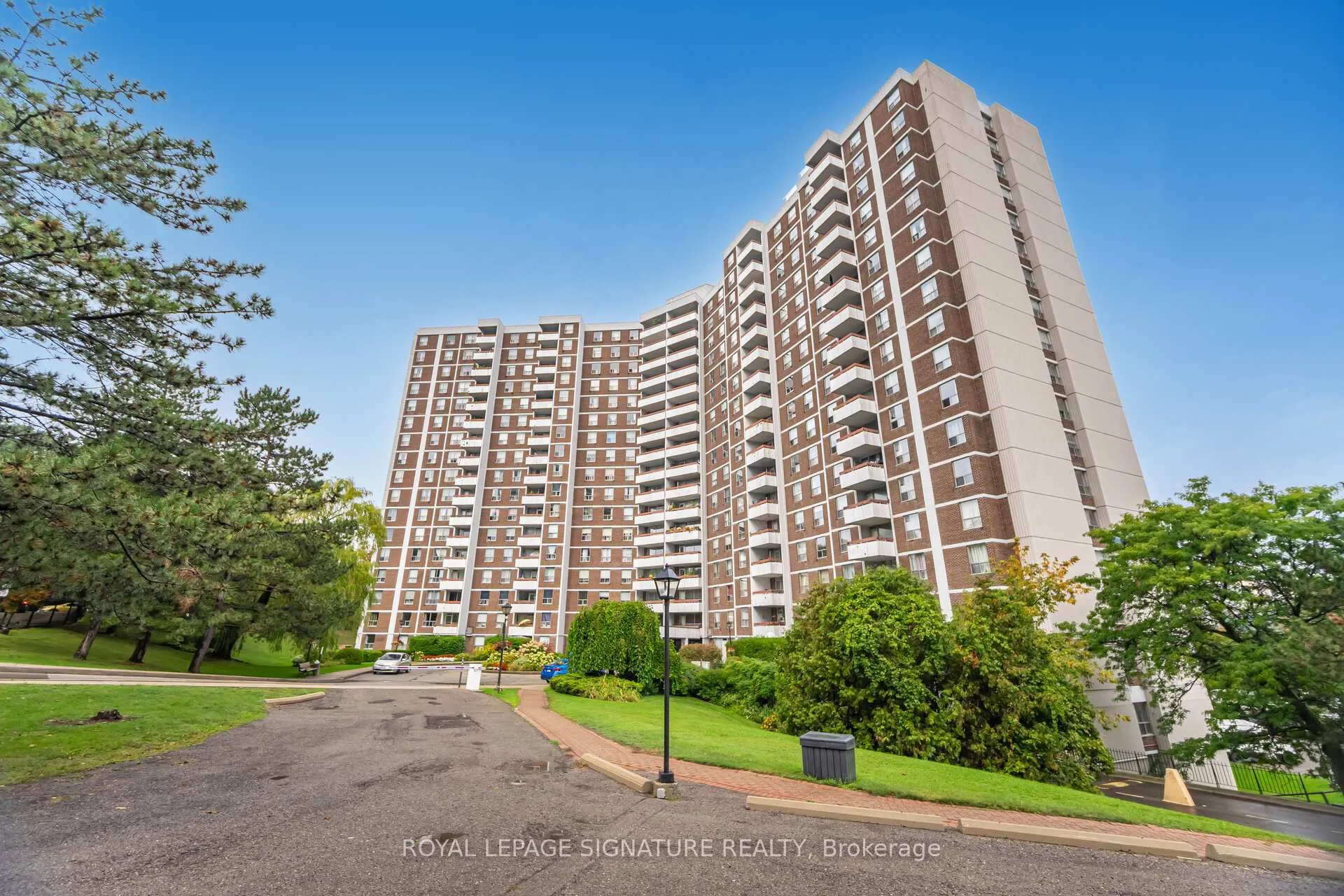 Front of Unit 303, 10 Edgecliff Golfway