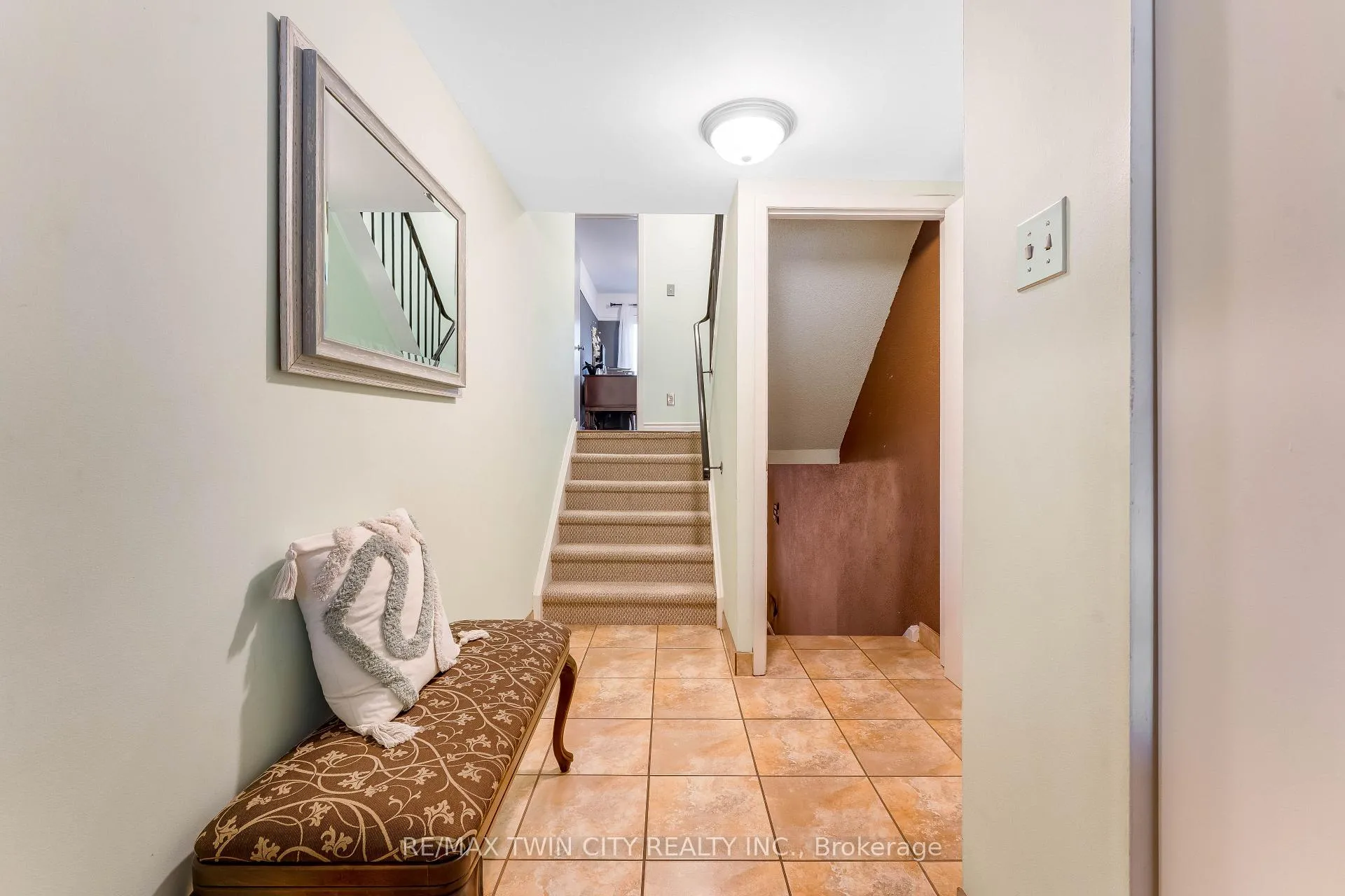 Photo 4 of 86 Overlea Drive, Kitchener — HOMEH