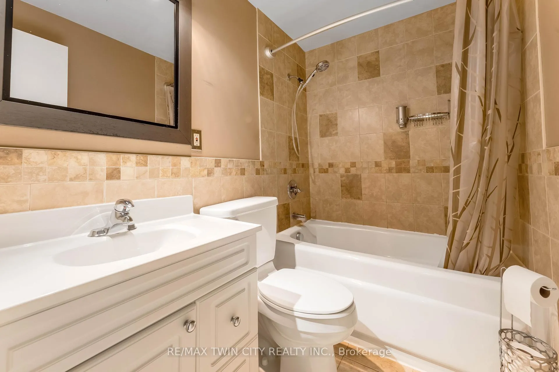 Photo 12 of 86 Overlea Drive, Kitchener — HOMEH
