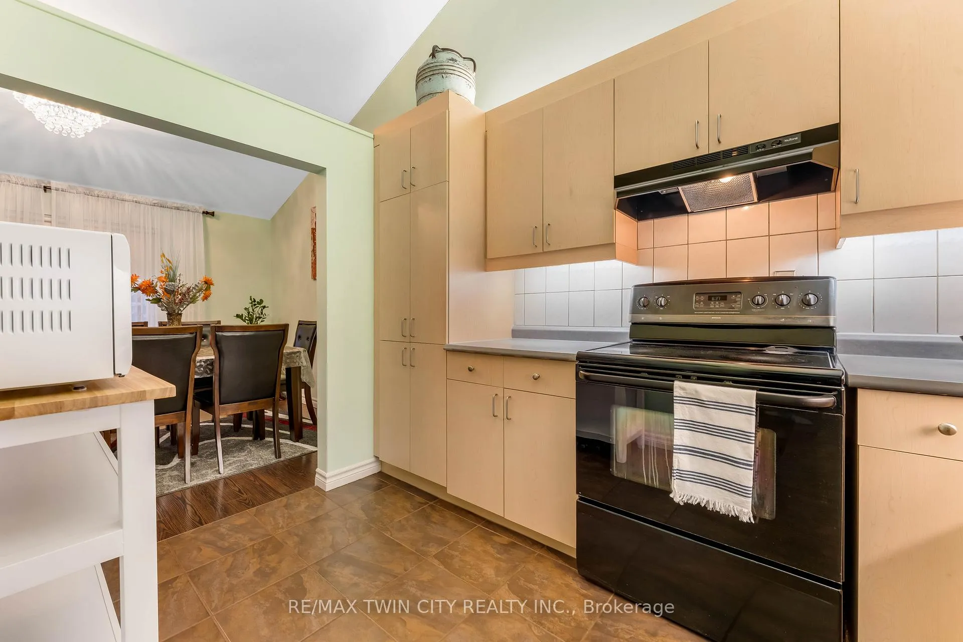 Photo 20 of 86 Overlea Drive, Kitchener — HOMEH