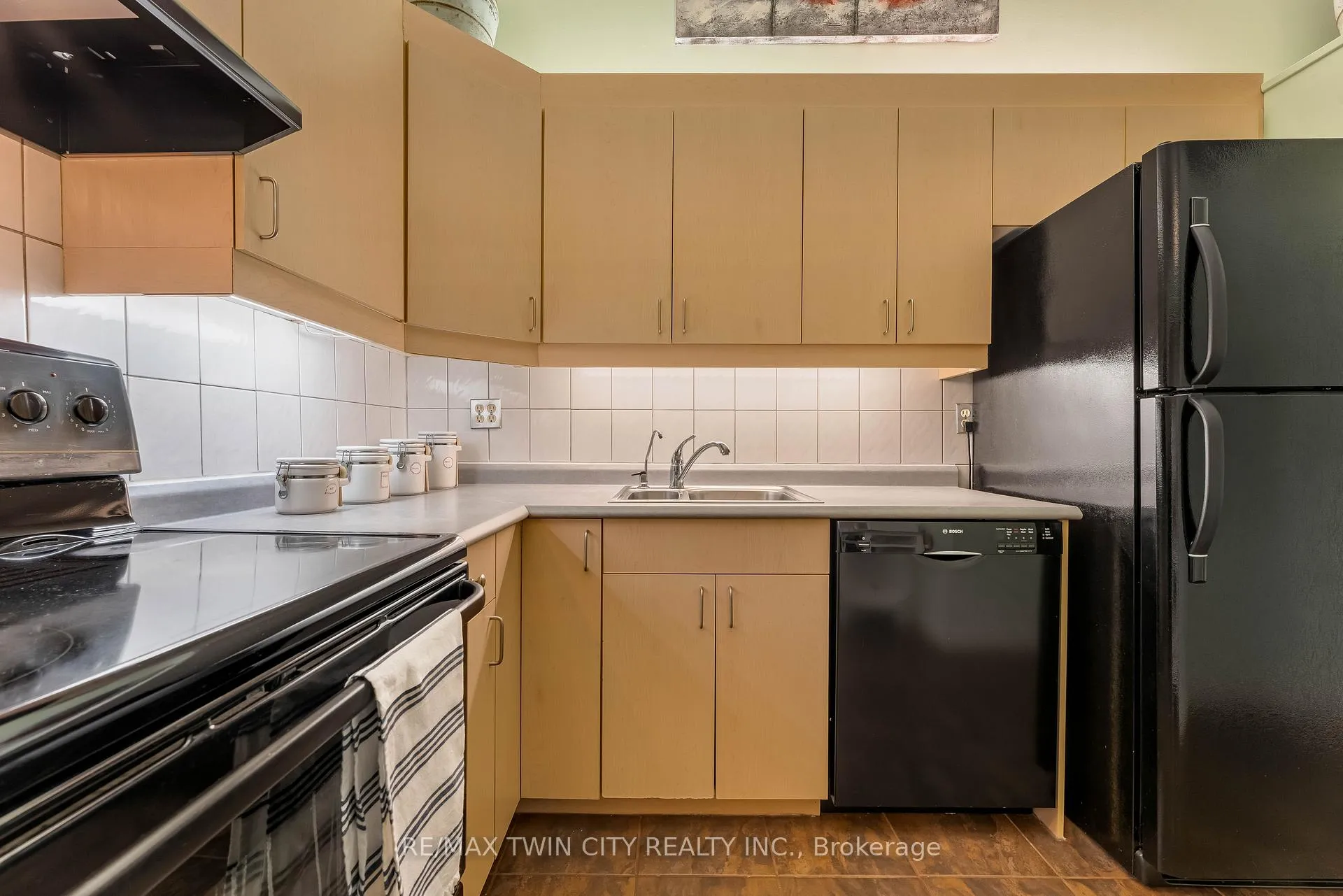 Photo 21 of 86 Overlea Drive, Kitchener — HOMEH
