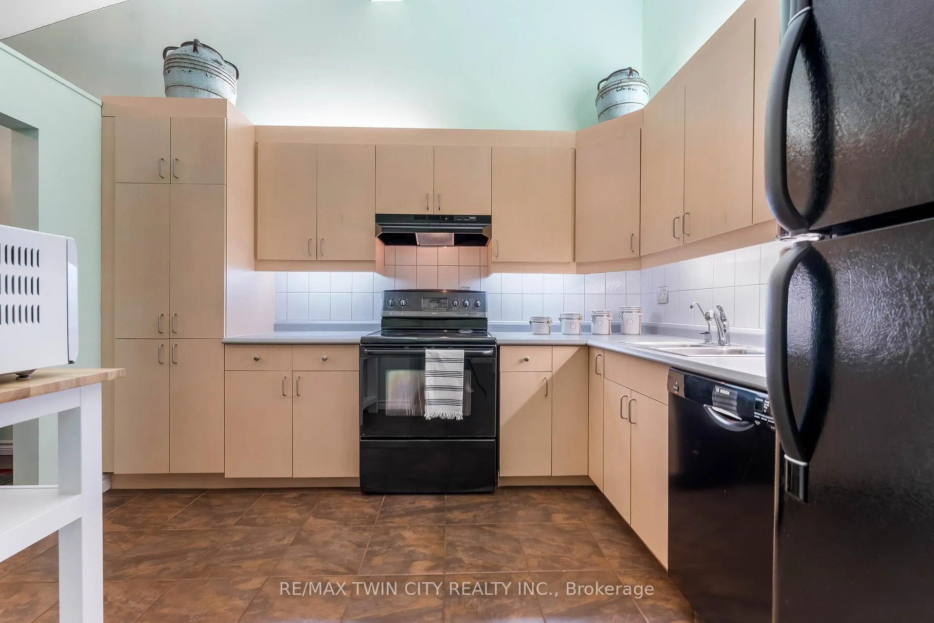 Photo 23 of 86 Overlea Drive, Kitchener — HOMEH