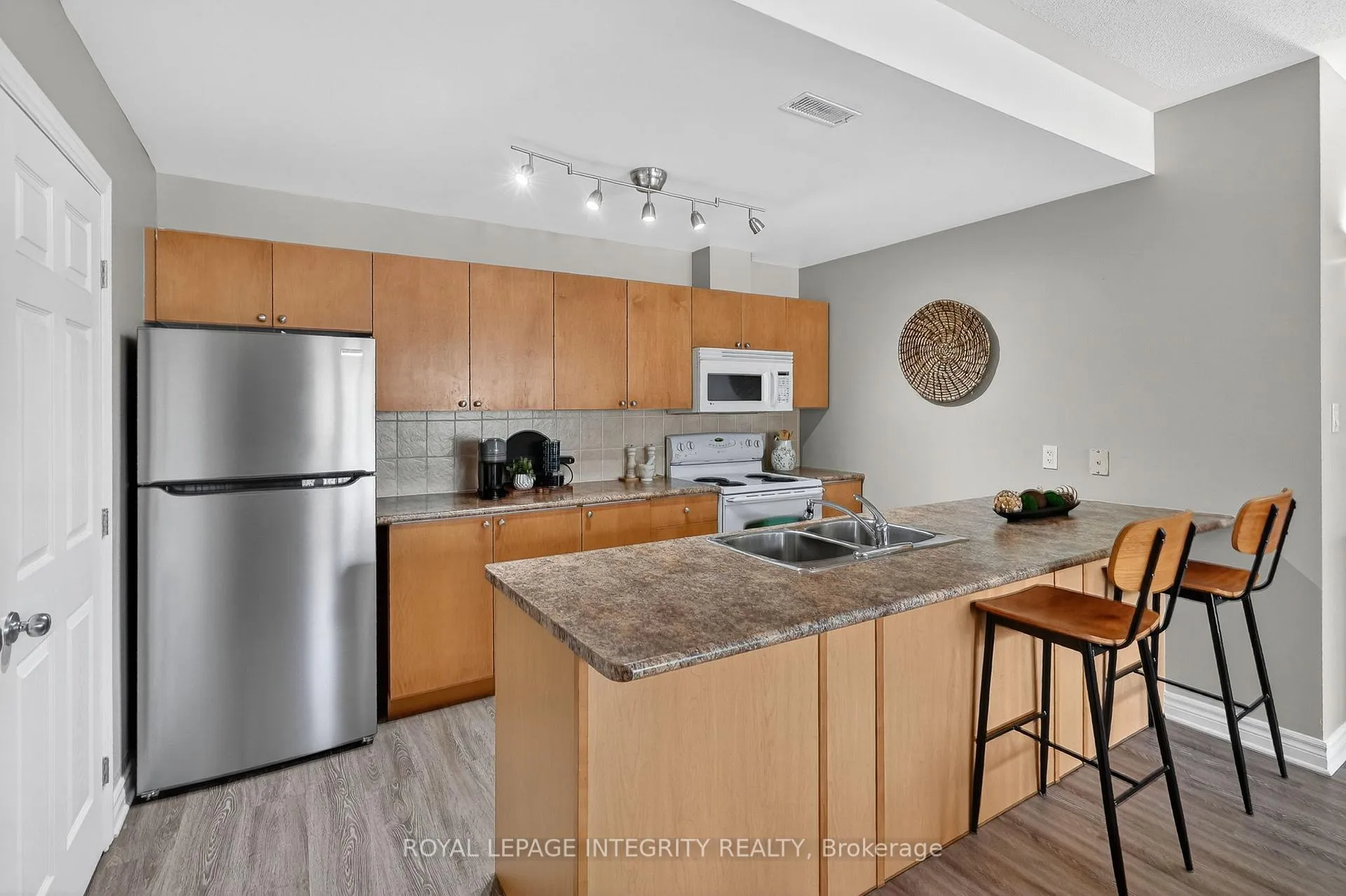 Photo 10 of Unit E, 156 Waterbridge Drive E, Ottawa, Barrhaven East — HOMEH