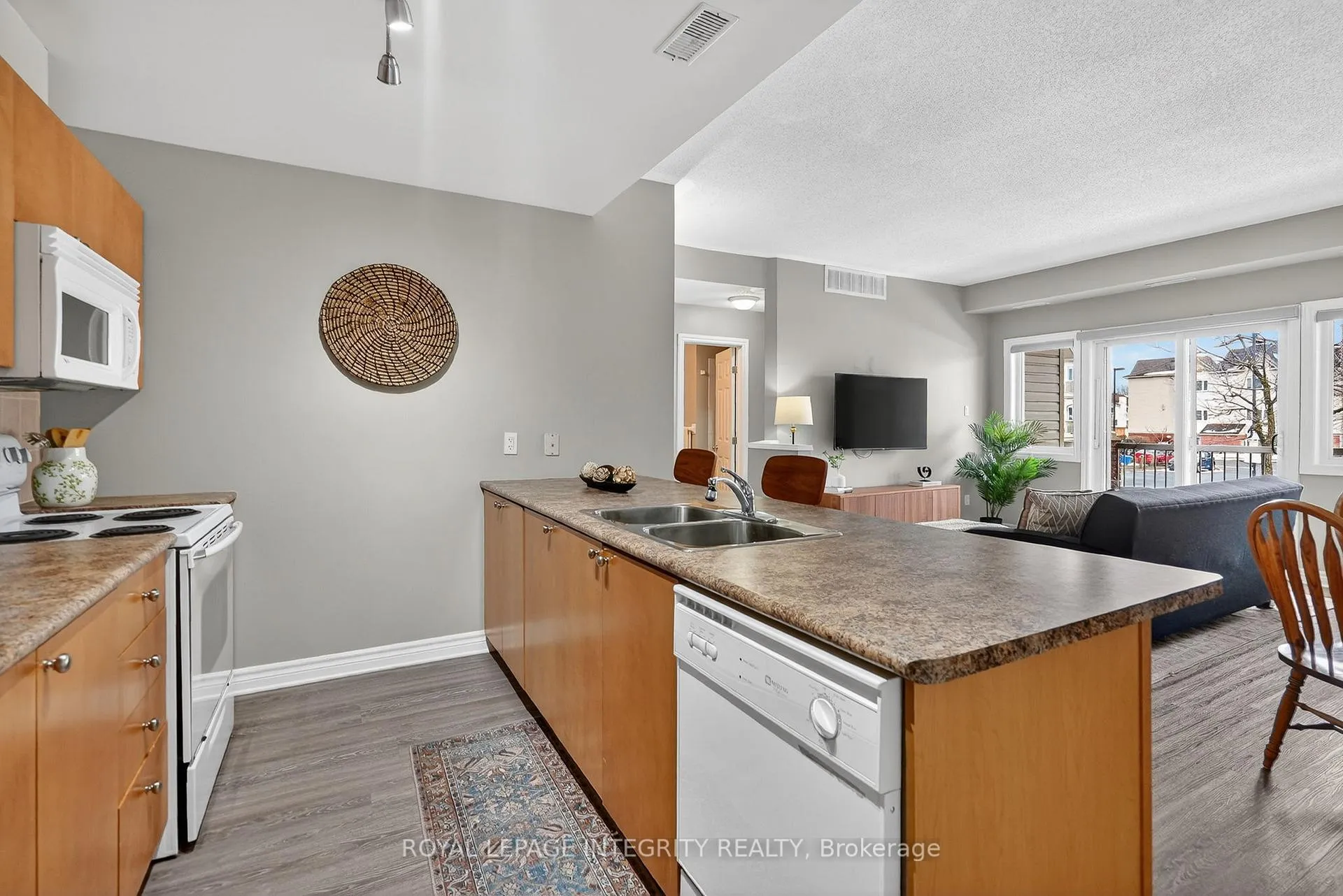 Photo 12 of Unit E, 156 Waterbridge Drive E, Ottawa, Barrhaven East — HOMEH