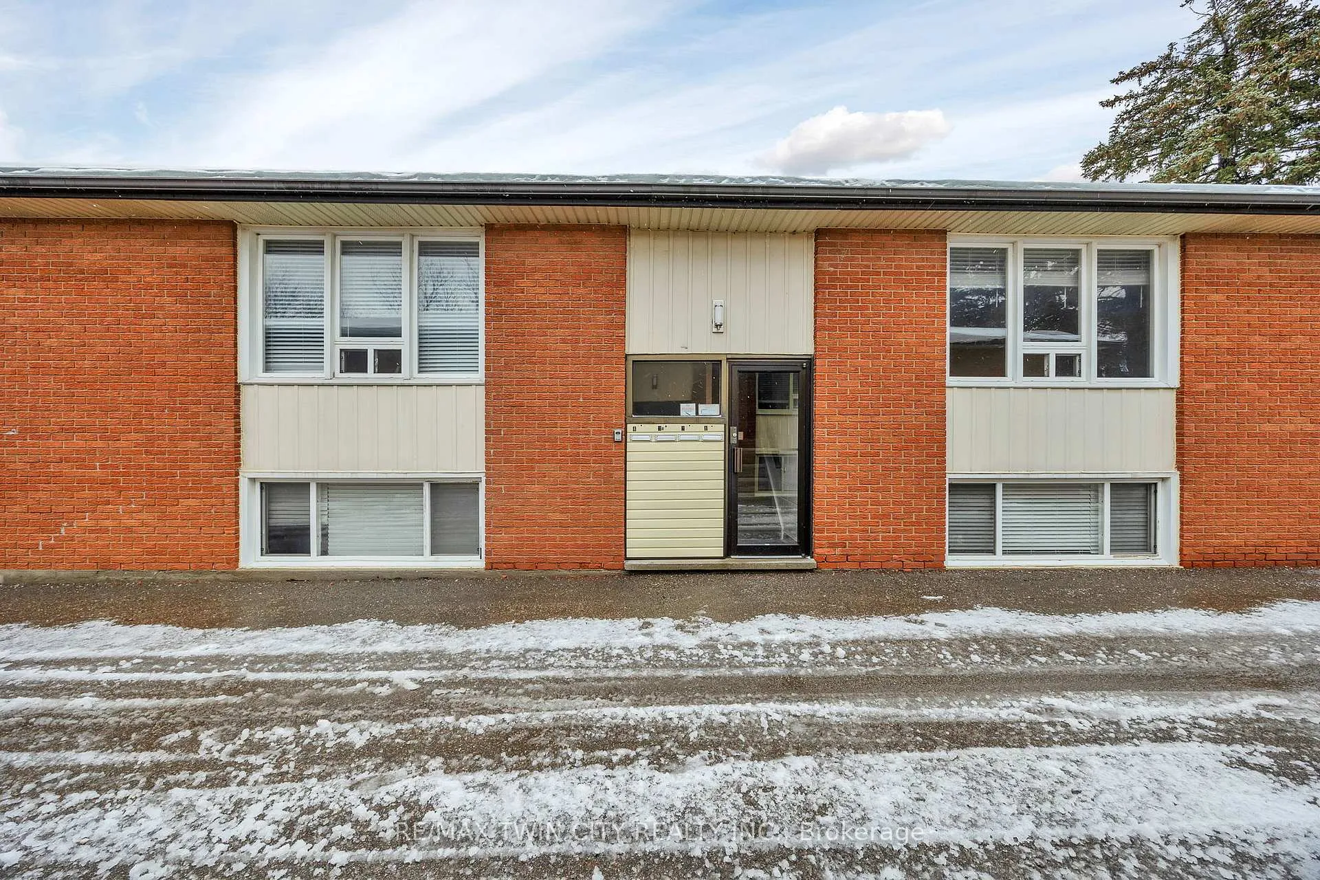 Photo 2 of 66 Barbara Crescent, Kitchener — HOMEH