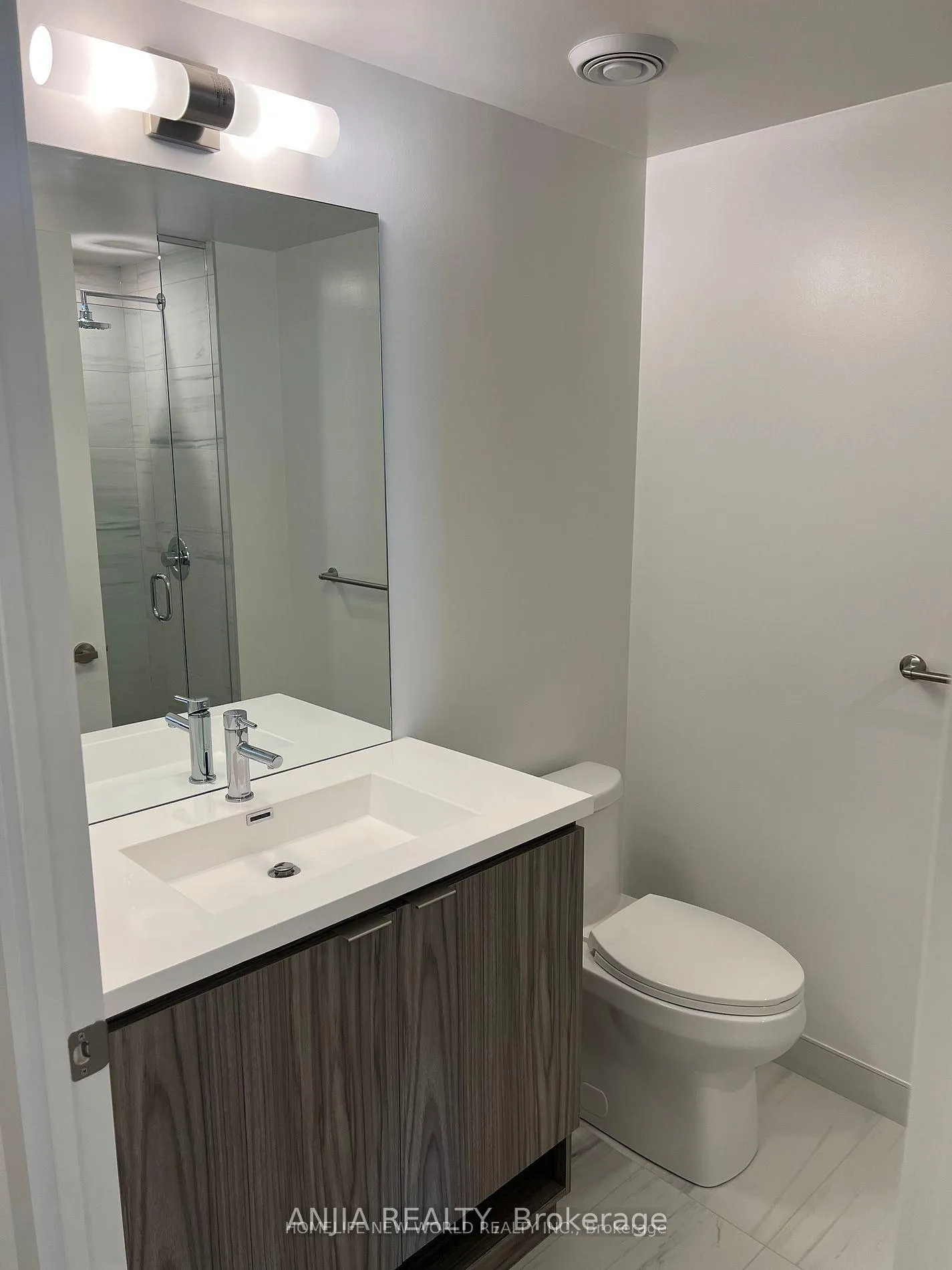 Photo 4 of Unit 4211, 55 Cooper Street, Toronto, Waterfront Communities — HOMEH