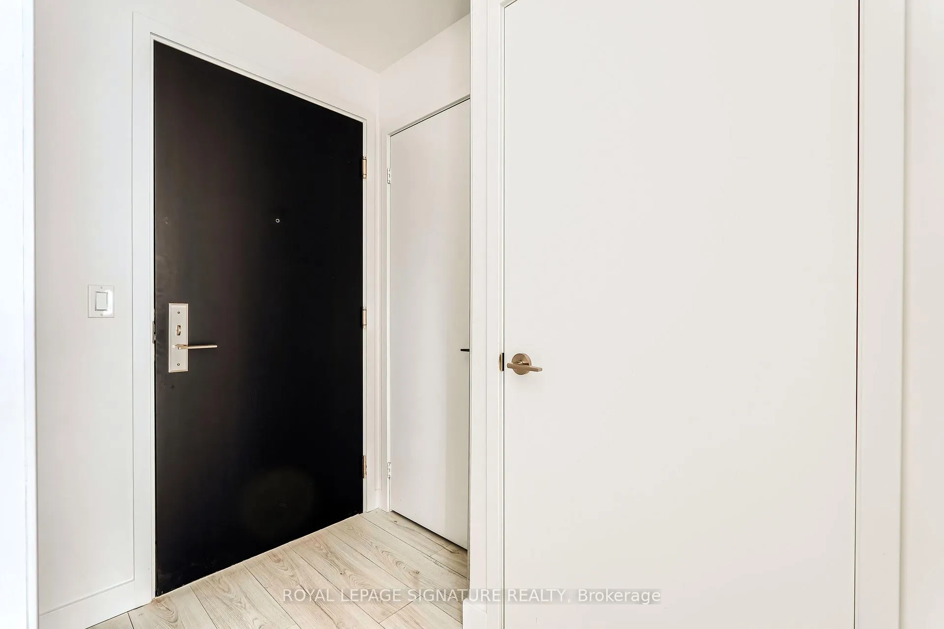 Photo 4 of Unit 2705, 8 Eglinton Avenue E, Toronto, Mount Pleasant West — HOMEH
