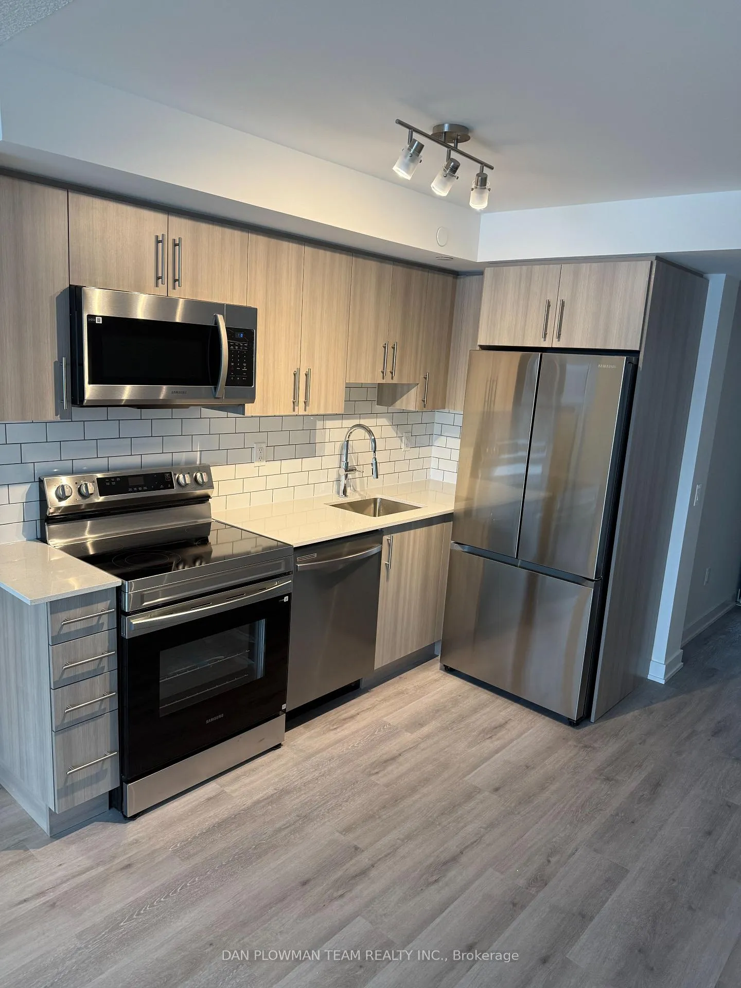 Photo 2 of Unit 602, 1010 Sandy Beach Road, Pickering, Bay Ridges — HOMEH