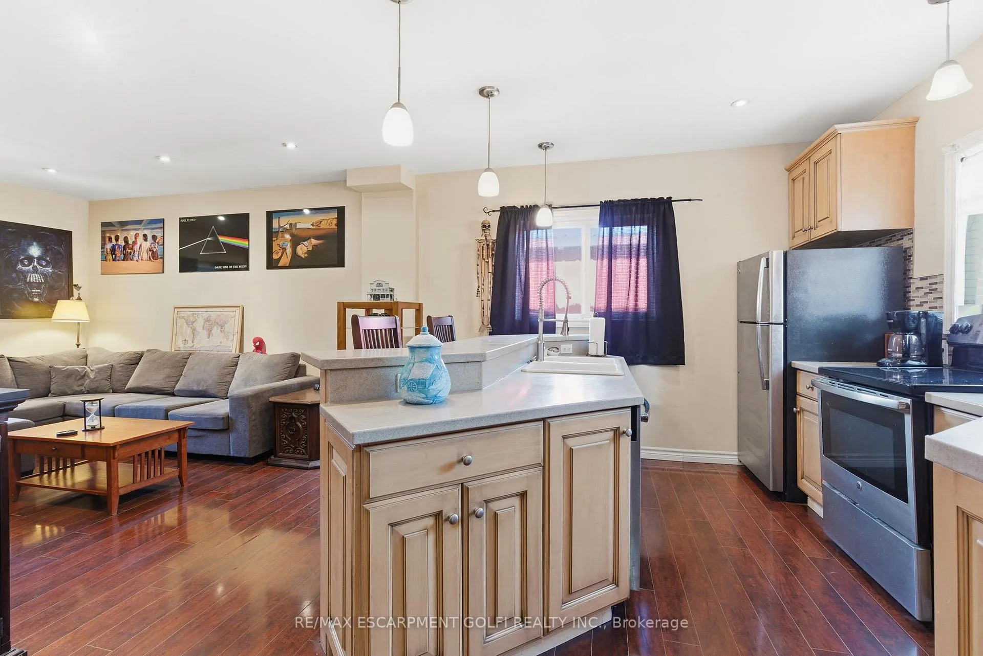Photo 5 of 132 1/2 Lake Street, St. Catharines, Downtown — HOMEH