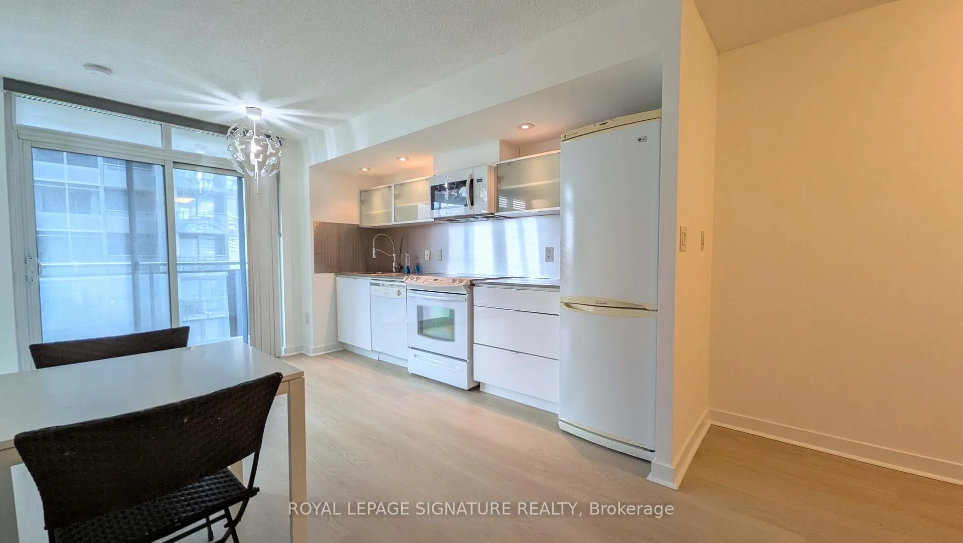 Photo 3 of Unit 801, 4K Spadina Avenue, Toronto, Waterfront Communities — HOMEH