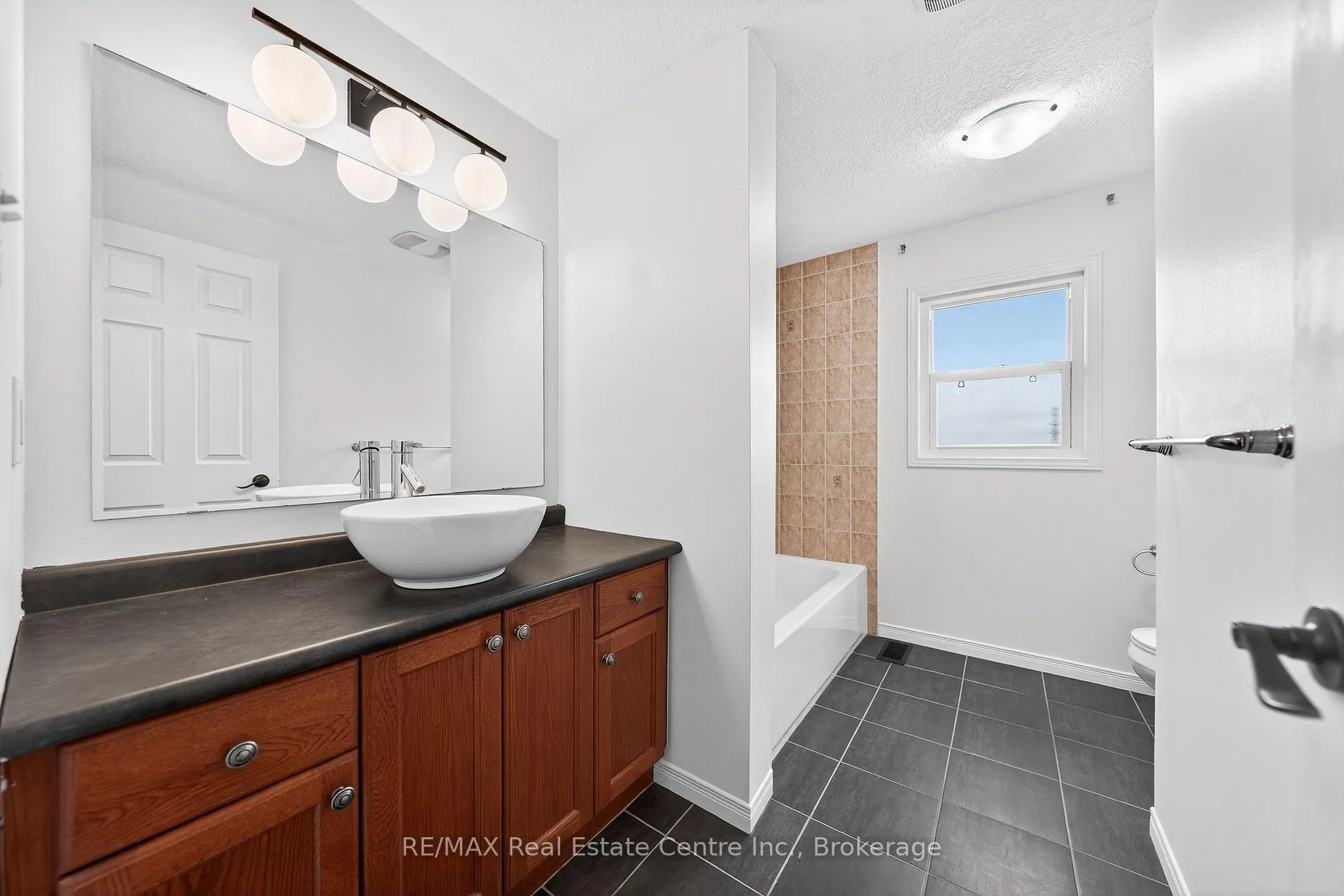 Photo 33 of 67 Maitland Street, Kitchener — HOMEH