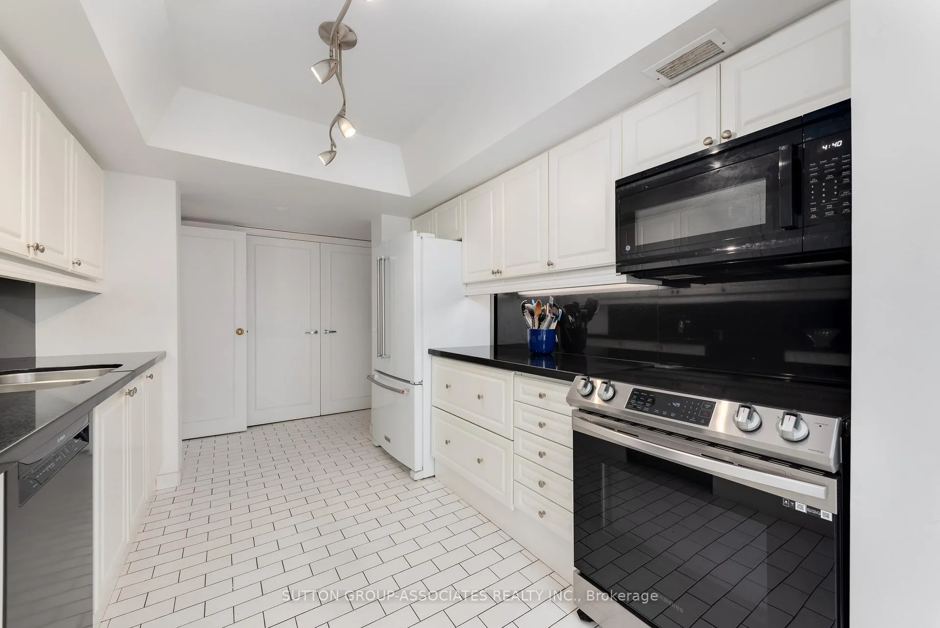 Photo 21 of Unit 1602, 61 St Clair Avenue W, Toronto, Yonge-St. Clair — HOMEH
