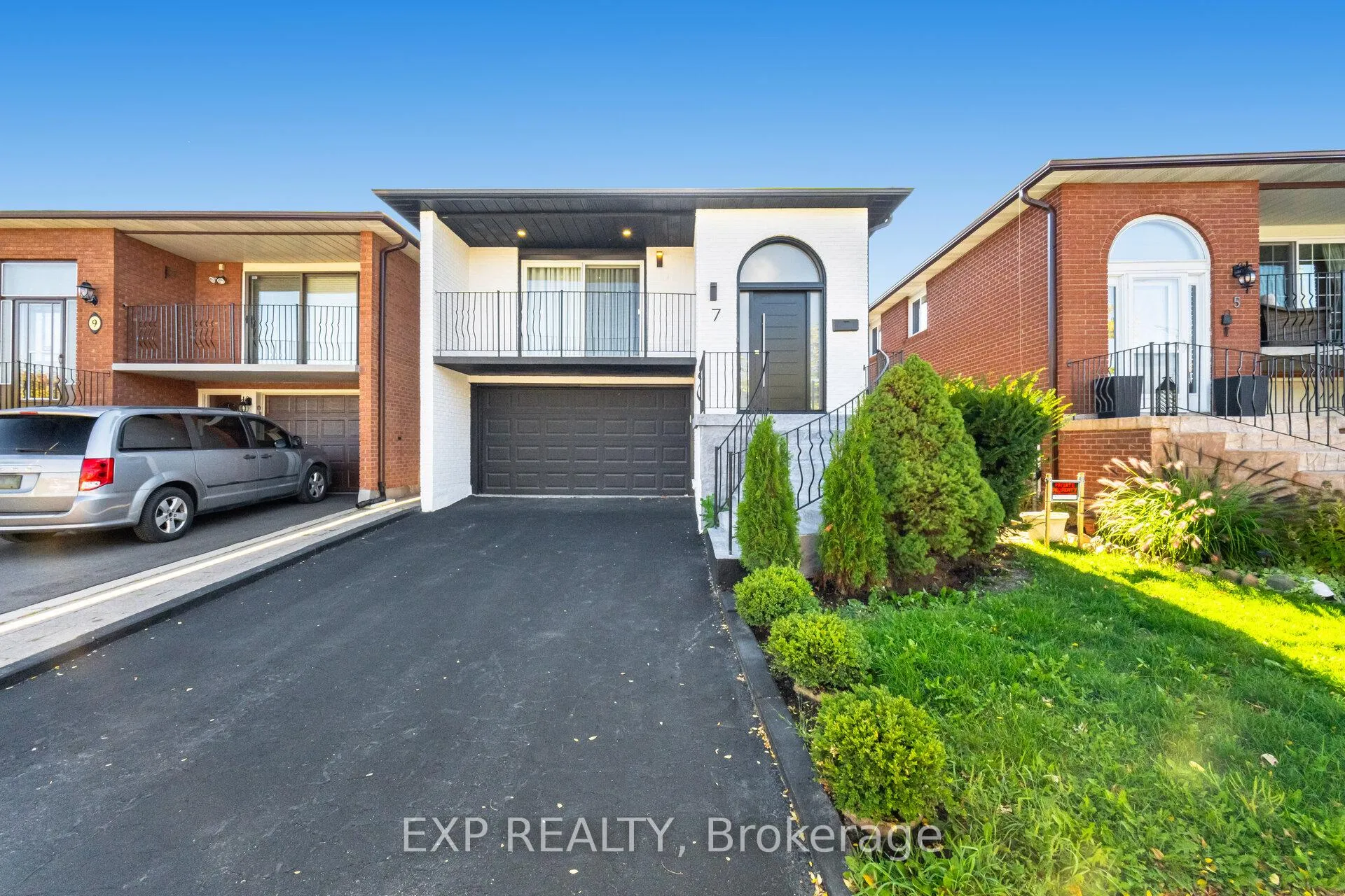 Photo 2 of 7 Boyne Highlands Court, Vaughan, Concord — HOMEH