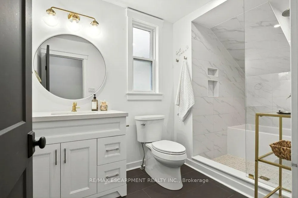 Photo 31 of 69 Balmoral Avenue S, Hamilton, Delta — HOMEH