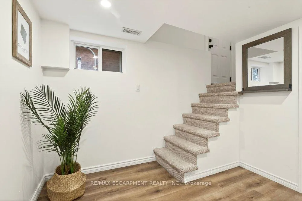 Photo 35 of 69 Balmoral Avenue S, Hamilton, Delta — HOMEH