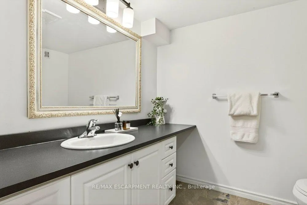 Photo 43 of 69 Balmoral Avenue S, Hamilton, Delta — HOMEH