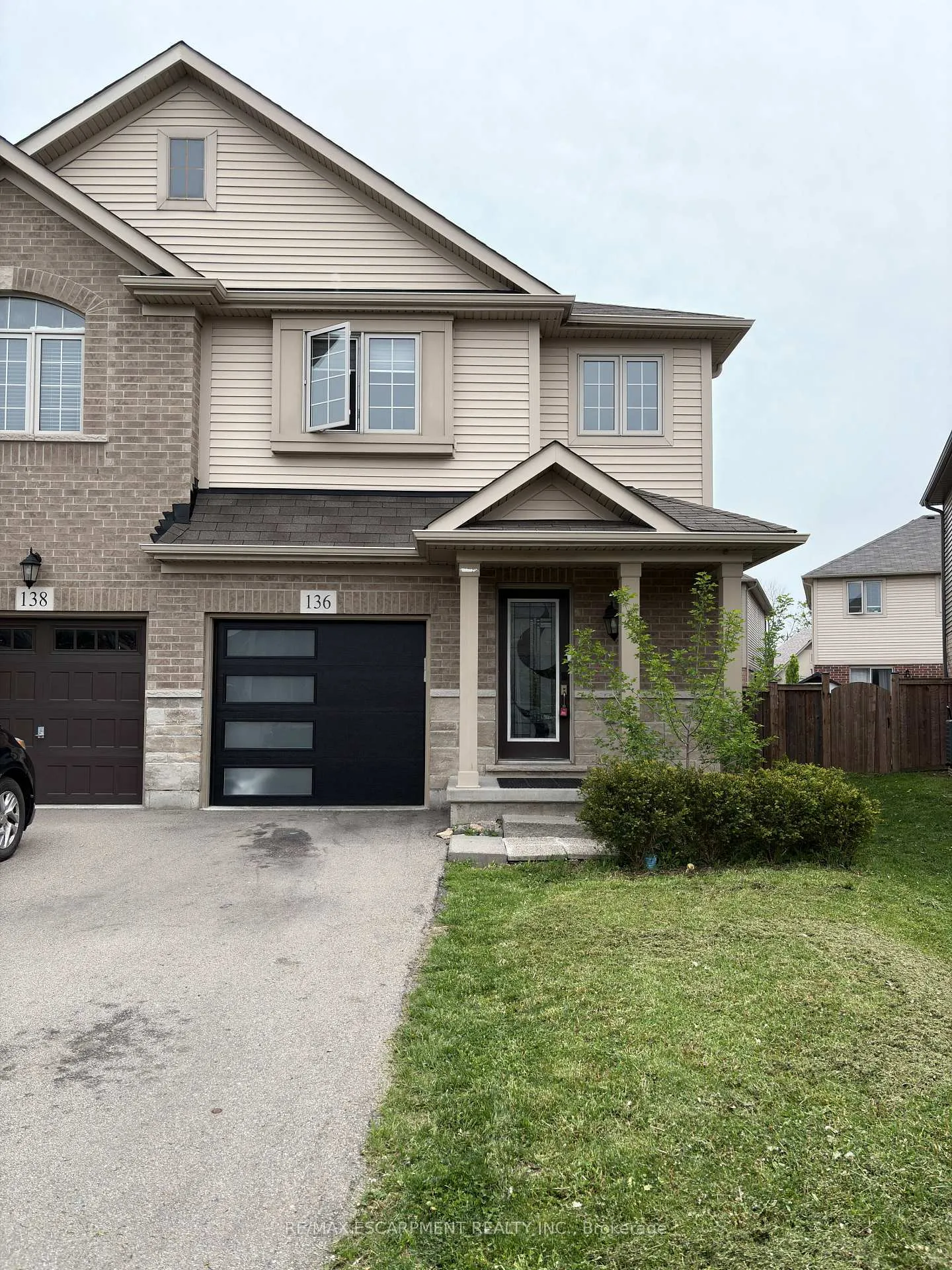 Photo 2 of 136 Westbank Trail, Hamilton, Stoney Creek Mountain — HOMEH