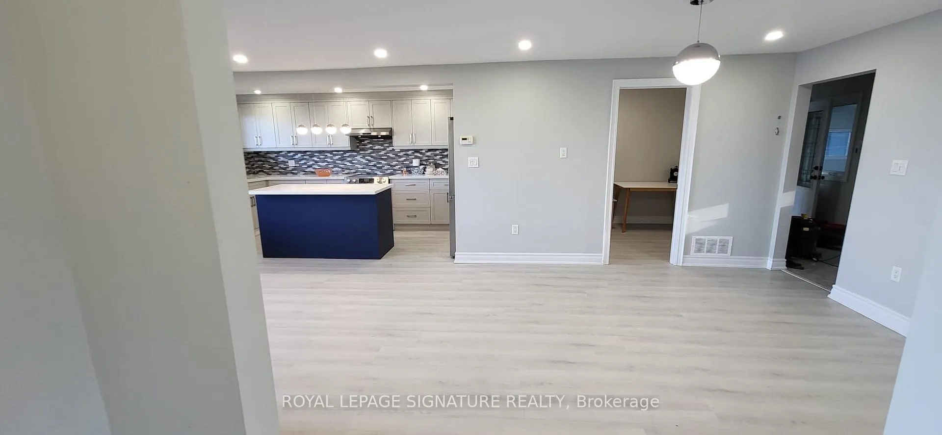Photo 4 of 80 Seabreeze Crescent, Hamilton, Lakeshore — HOMEH