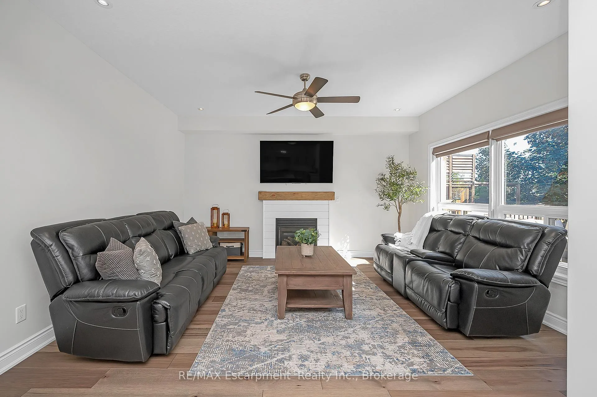 Photo 12 of 23 Howard Marshall Street, North Dumfries — HOMEH