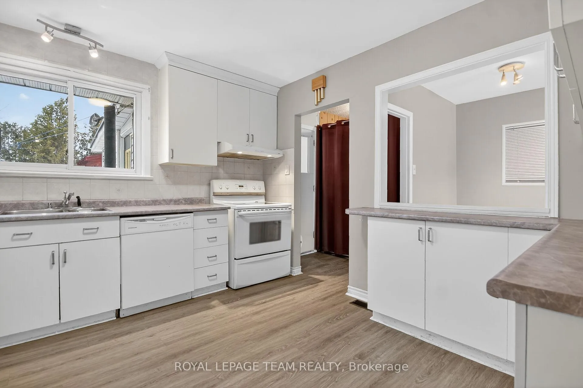Photo 10 of 15 Savage Drive, Ottawa, Stittsville (Central) — HOMEH