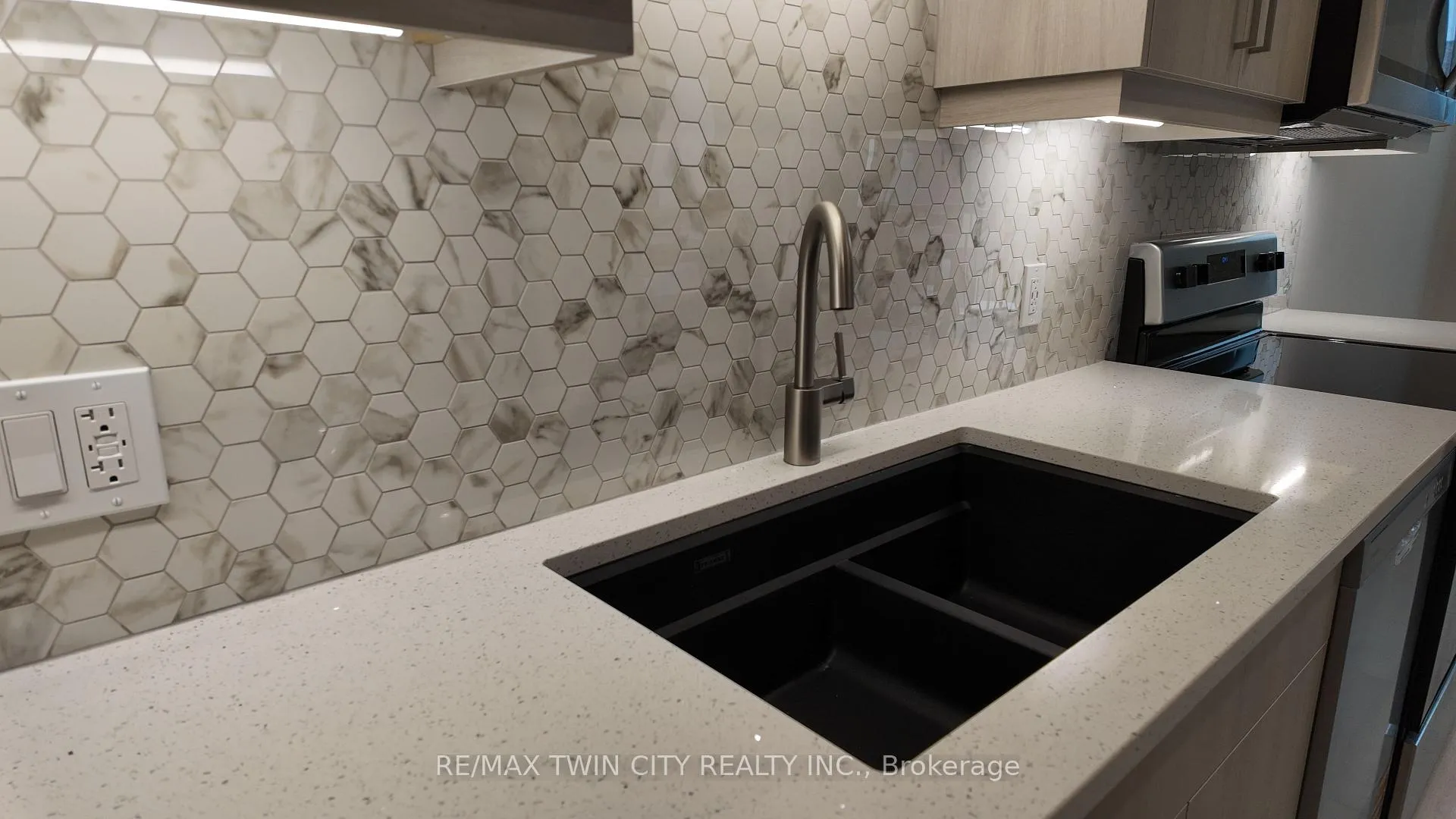 Photo 3 of Unit C055, 525 Erinbrook Drive, Kitchener — HOMEH