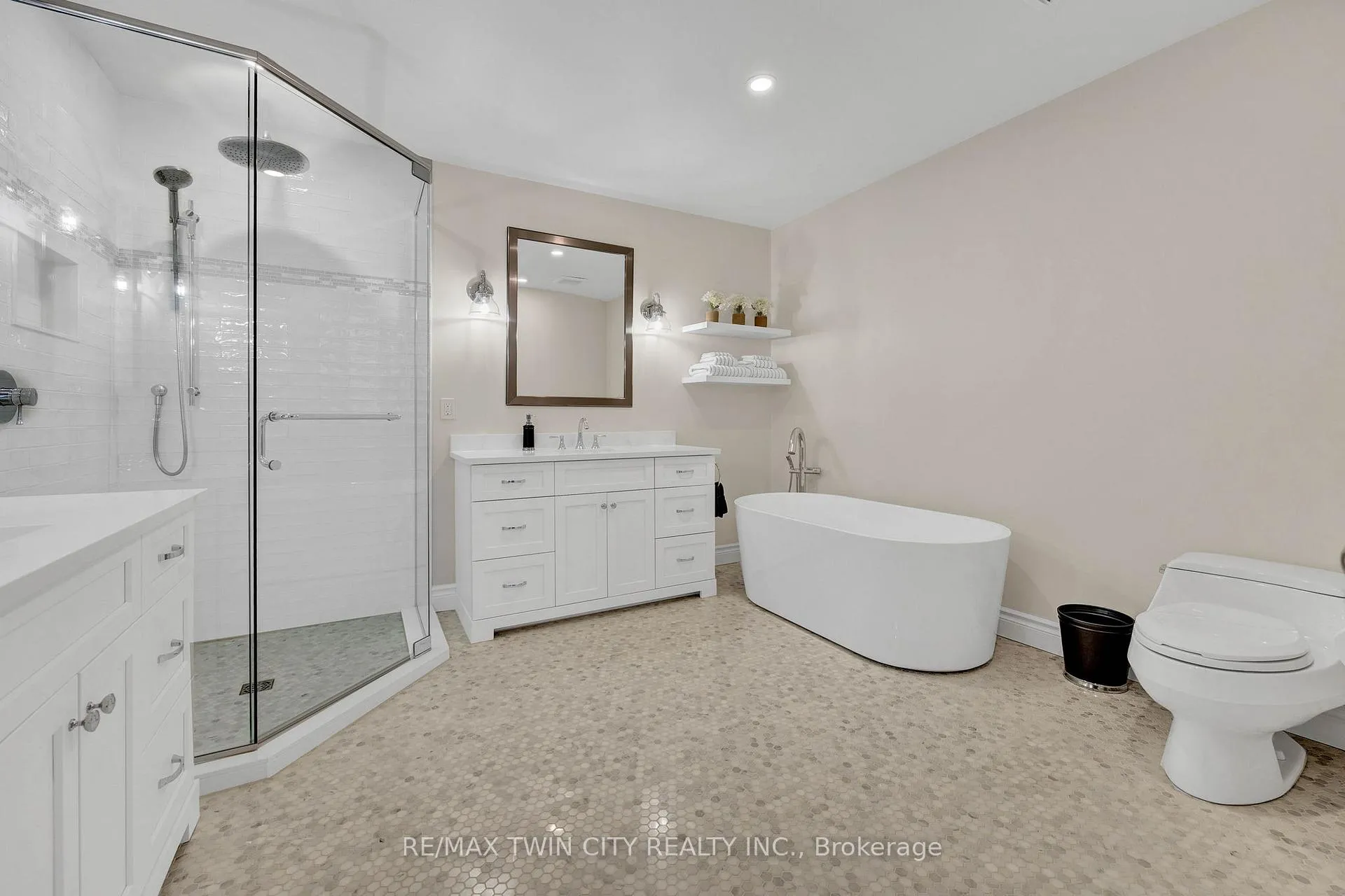 Photo 14 of 32 Maple Hill Drive, Kitchener — HOMEH