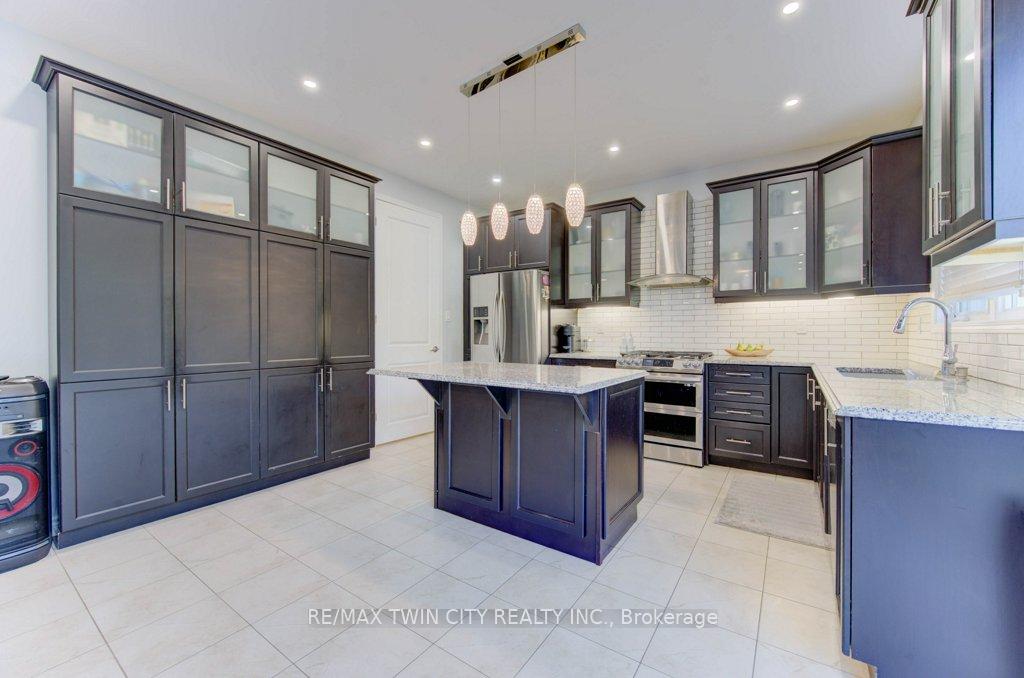 Photo 9 of 231 Grovehill Crescent, Kitchener, Rosenburg — HOMEH