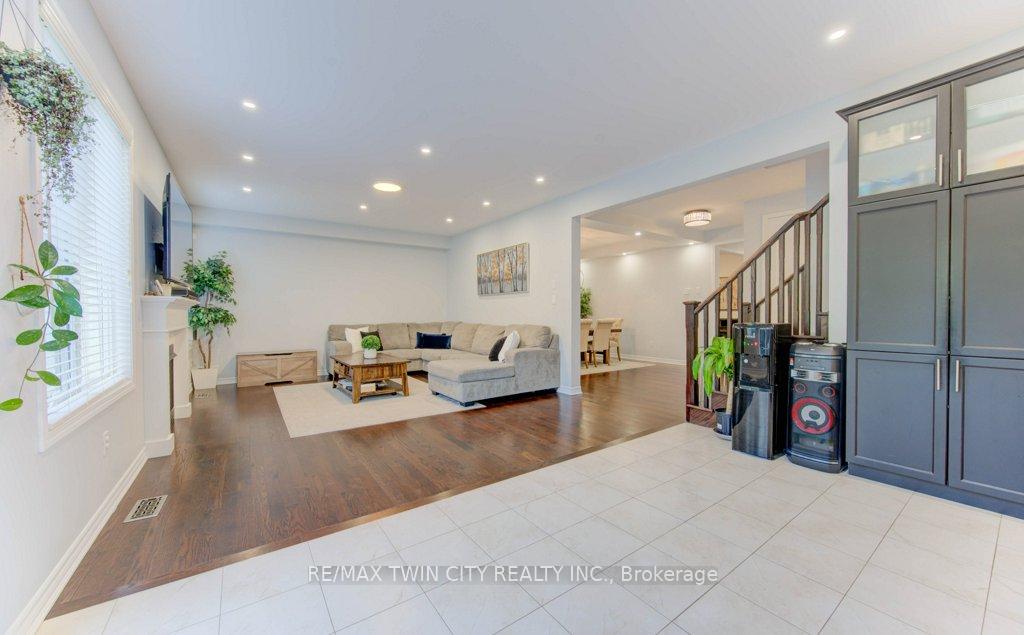 Photo 13 of 231 Grovehill Crescent, Kitchener, Rosenburg — HOMEH