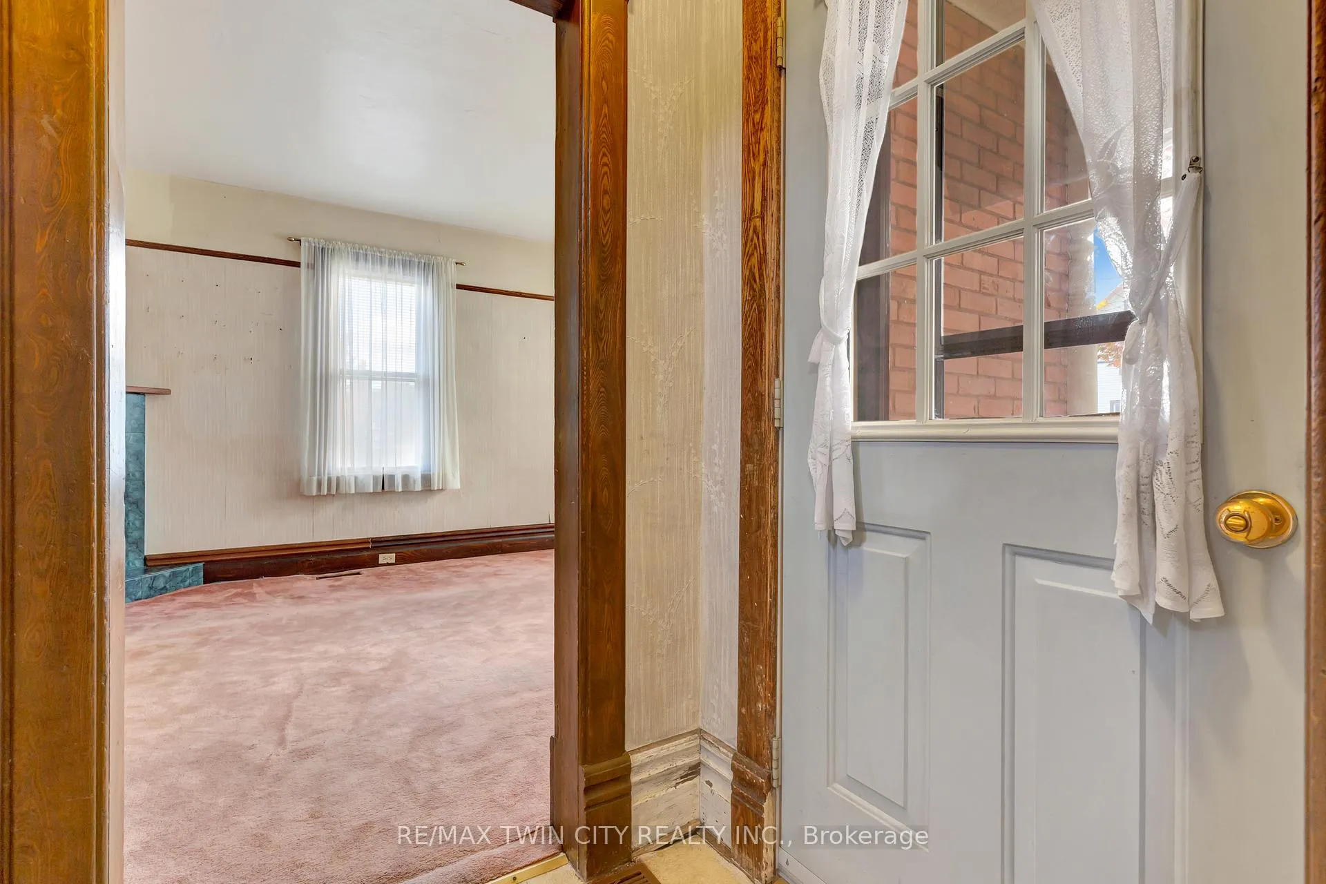 Photo 4 of 3545 Lobsinger Line, Wellesley — HOMEH