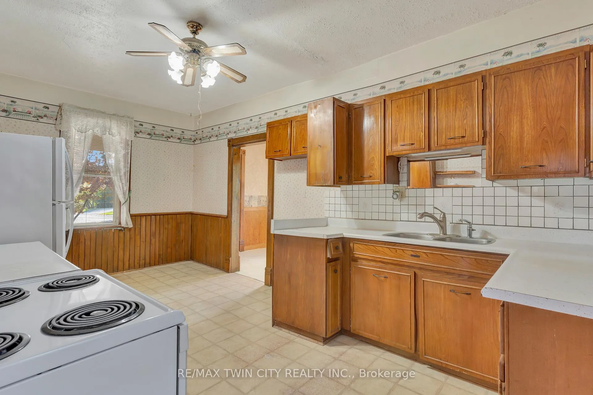 Photo 11 of 3545 Lobsinger Line, Wellesley — HOMEH