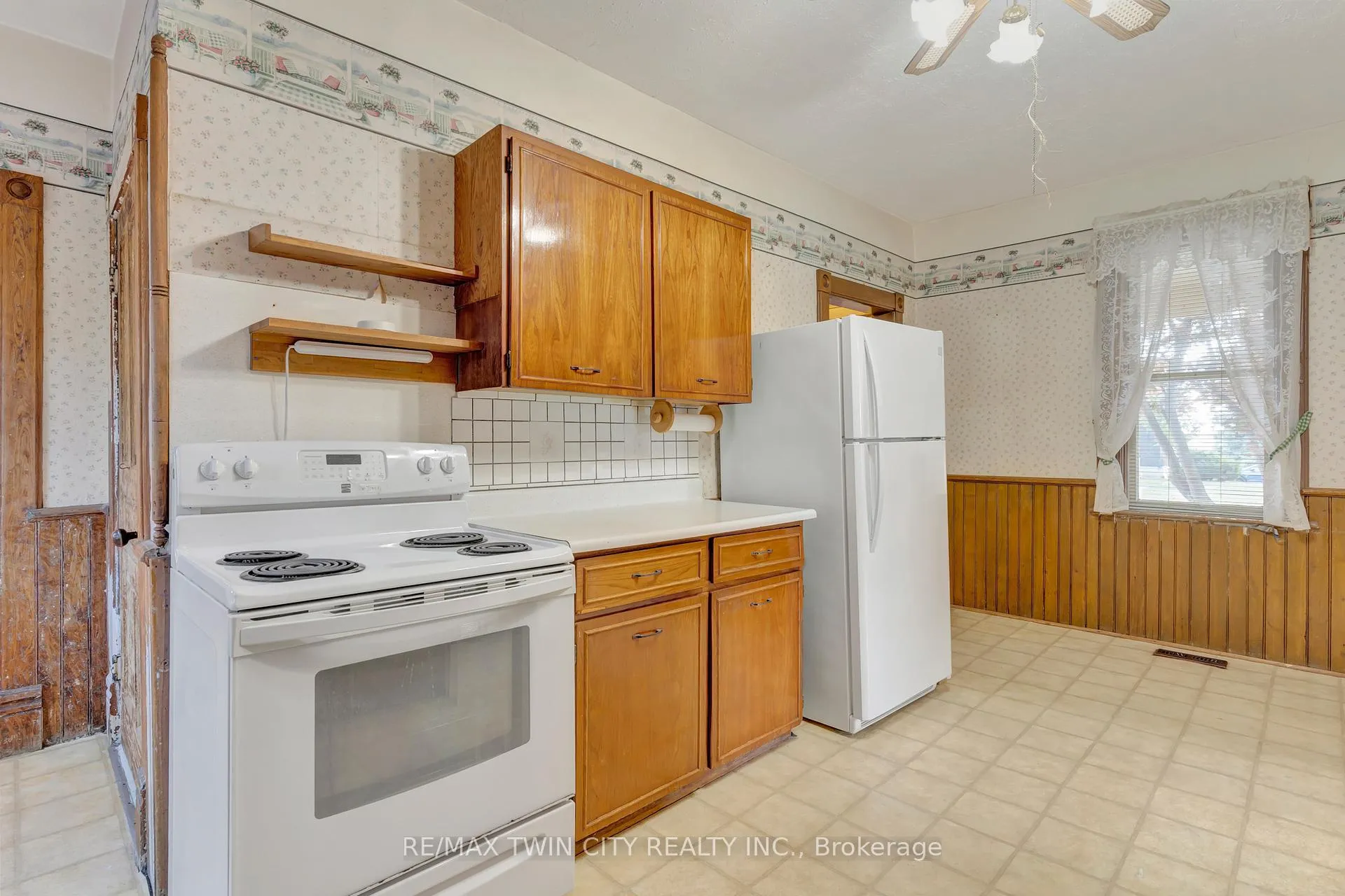 Photo 12 of 3545 Lobsinger Line, Wellesley — HOMEH