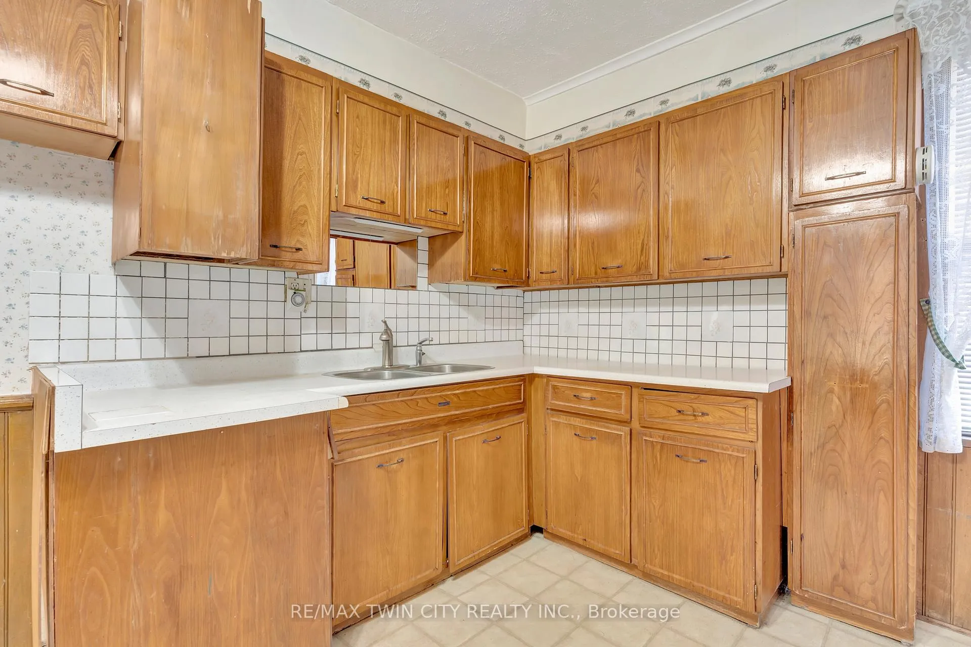 Photo 13 of 3545 Lobsinger Line, Wellesley — HOMEH