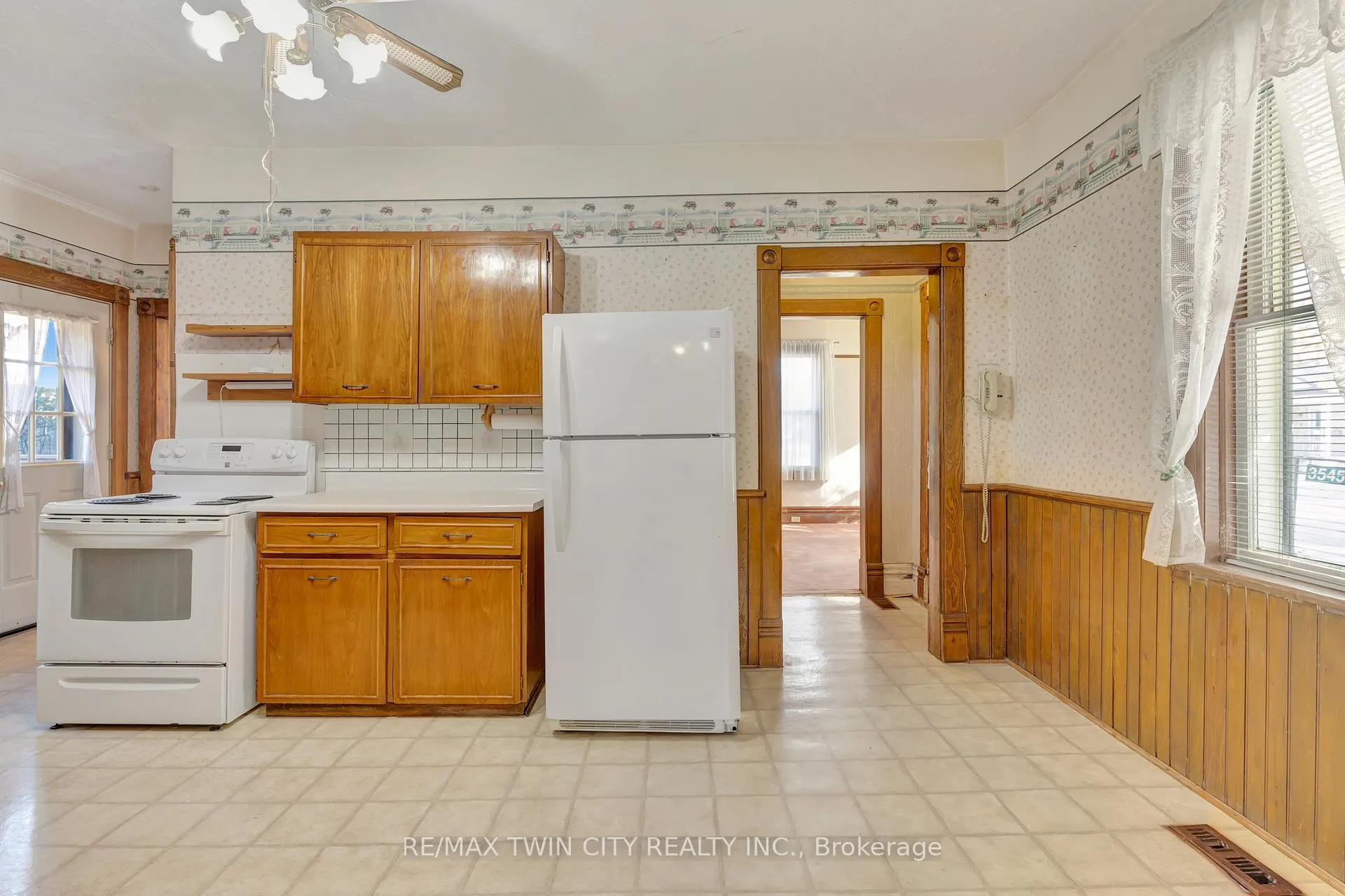 Photo 14 of 3545 Lobsinger Line, Wellesley — HOMEH