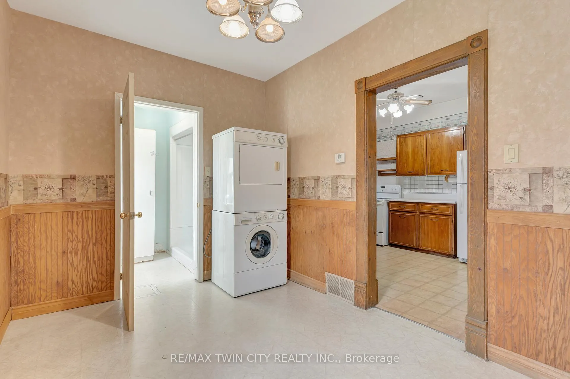 Photo 15 of 3545 Lobsinger Line, Wellesley — HOMEH