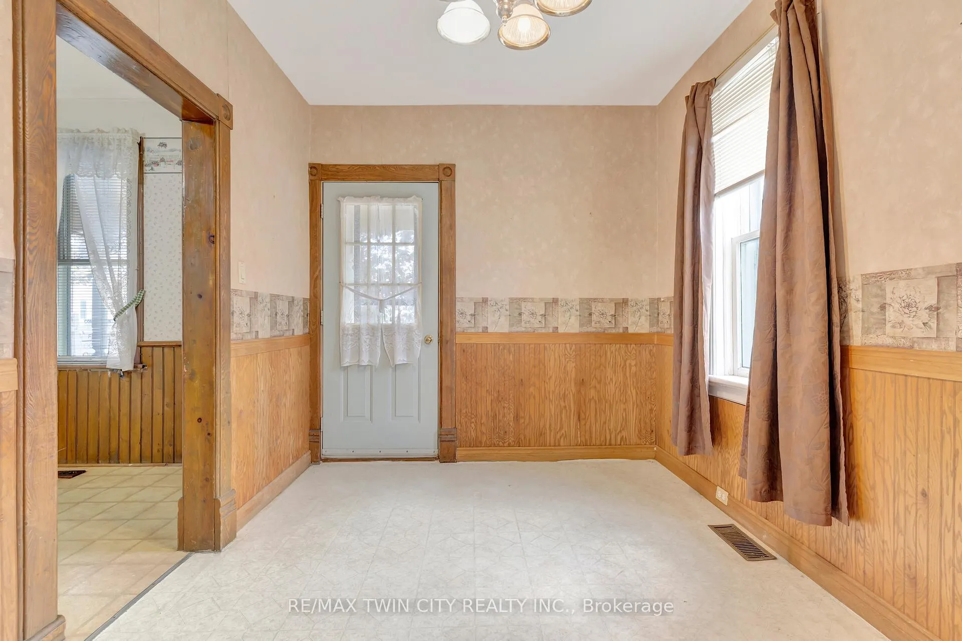Photo 16 of 3545 Lobsinger Line, Wellesley — HOMEH
