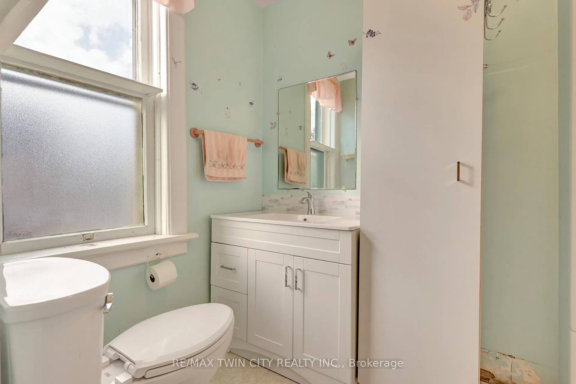 Photo 17 of 3545 Lobsinger Line, Wellesley — HOMEH