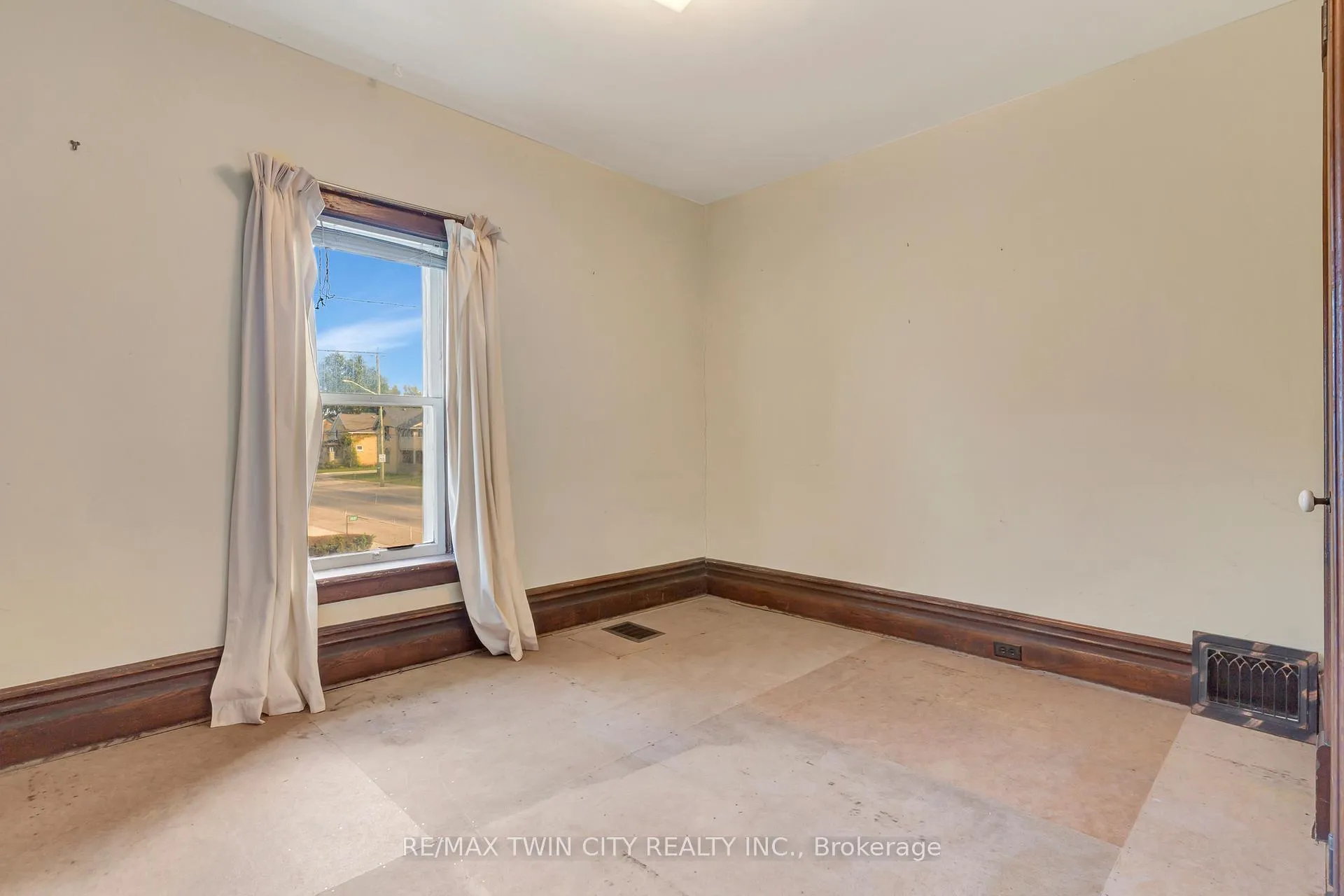 Photo 19 of 3545 Lobsinger Line, Wellesley — HOMEH
