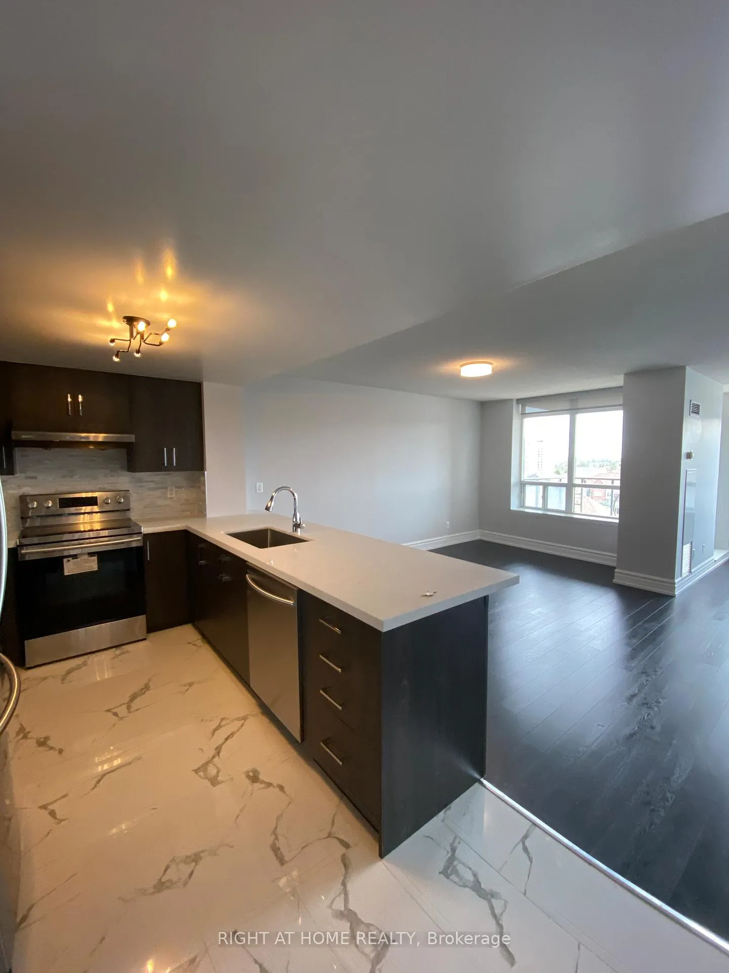 Photo 2 of Unit 811, 130 Pond Drive, Markham, Commerce Valley — HOMEH