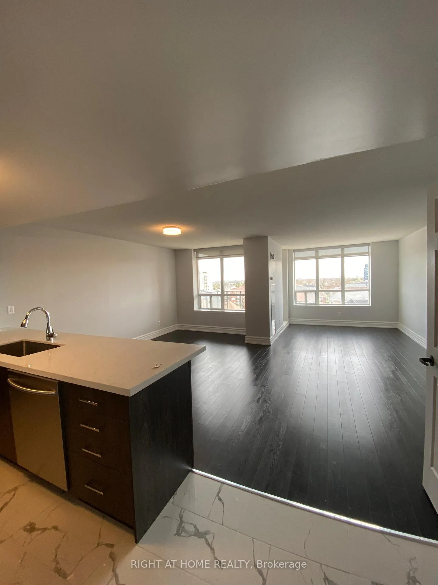 Photo 3 of Unit 811, 130 Pond Drive, Markham, Commerce Valley — HOMEH