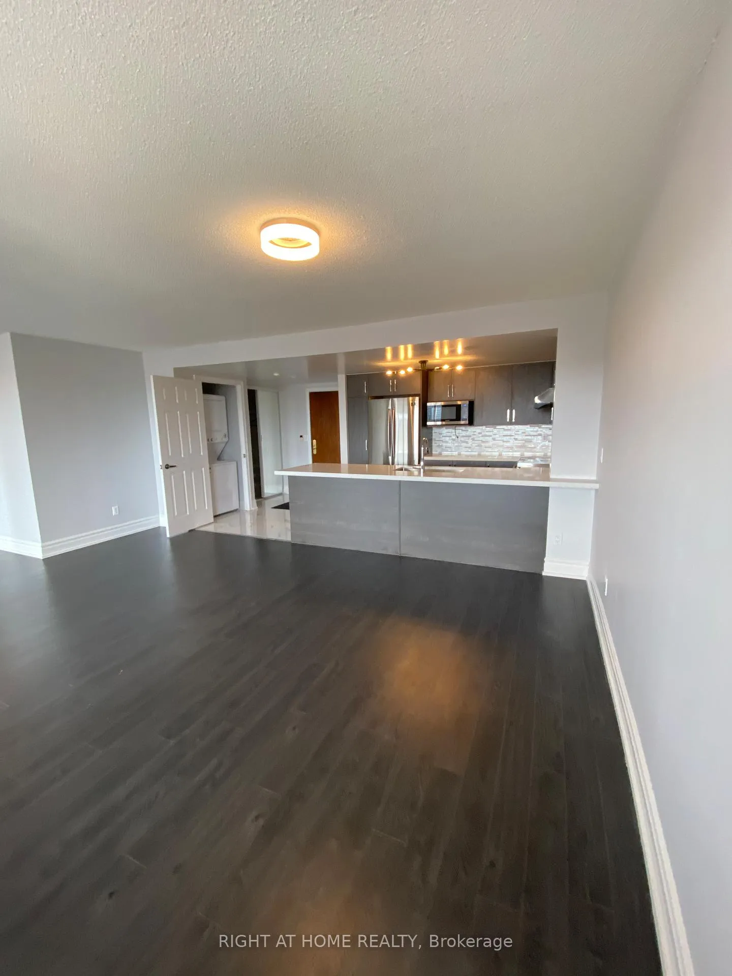 Photo 4 of Unit 811, 130 Pond Drive, Markham, Commerce Valley — HOMEH