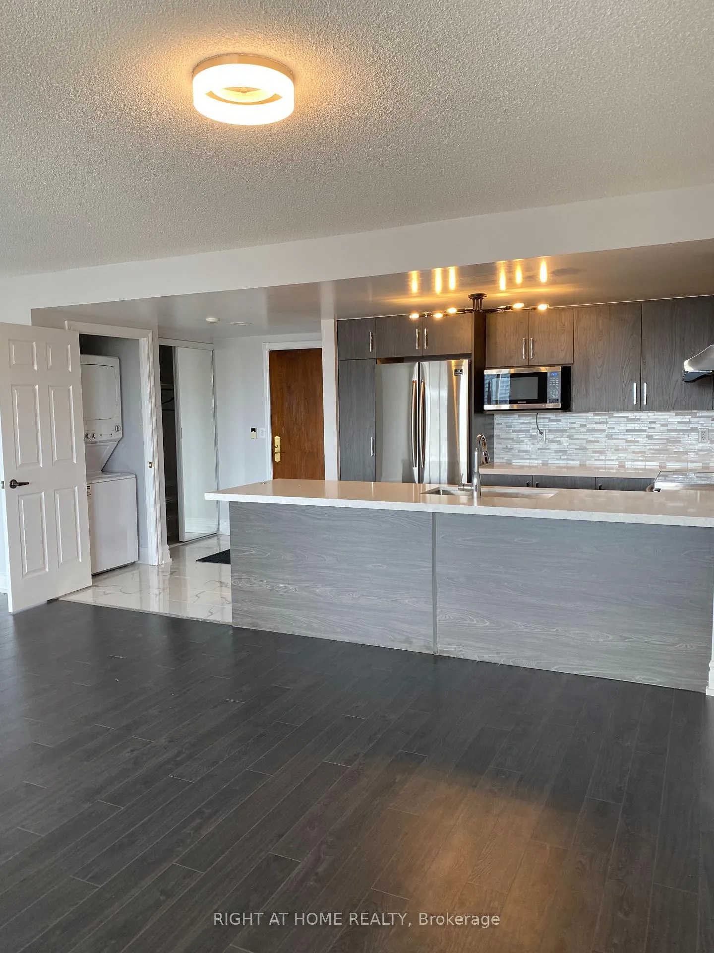 Photo 5 of Unit 811, 130 Pond Drive, Markham, Commerce Valley — HOMEH