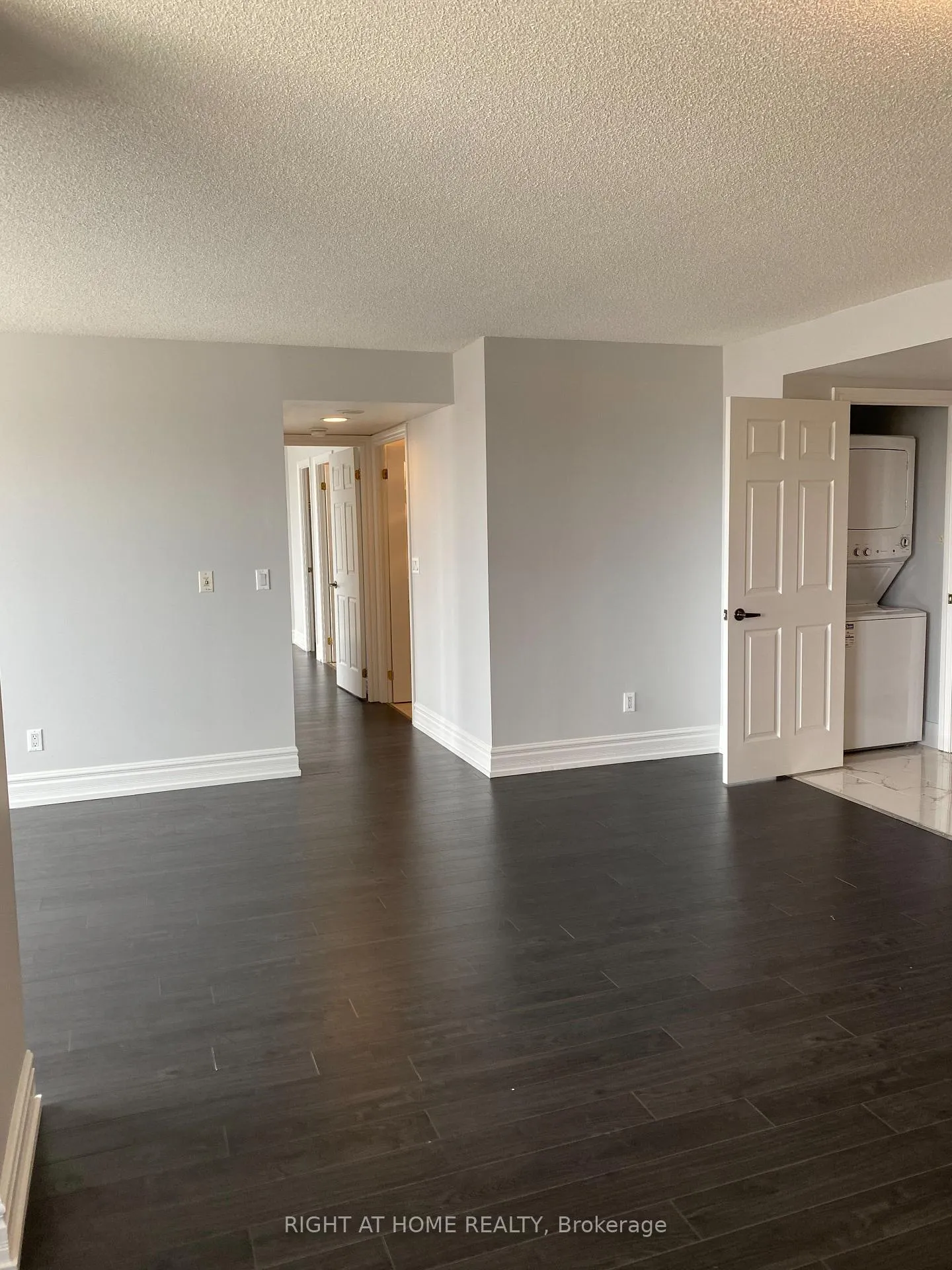 Photo 6 of Unit 811, 130 Pond Drive, Markham, Commerce Valley — HOMEH