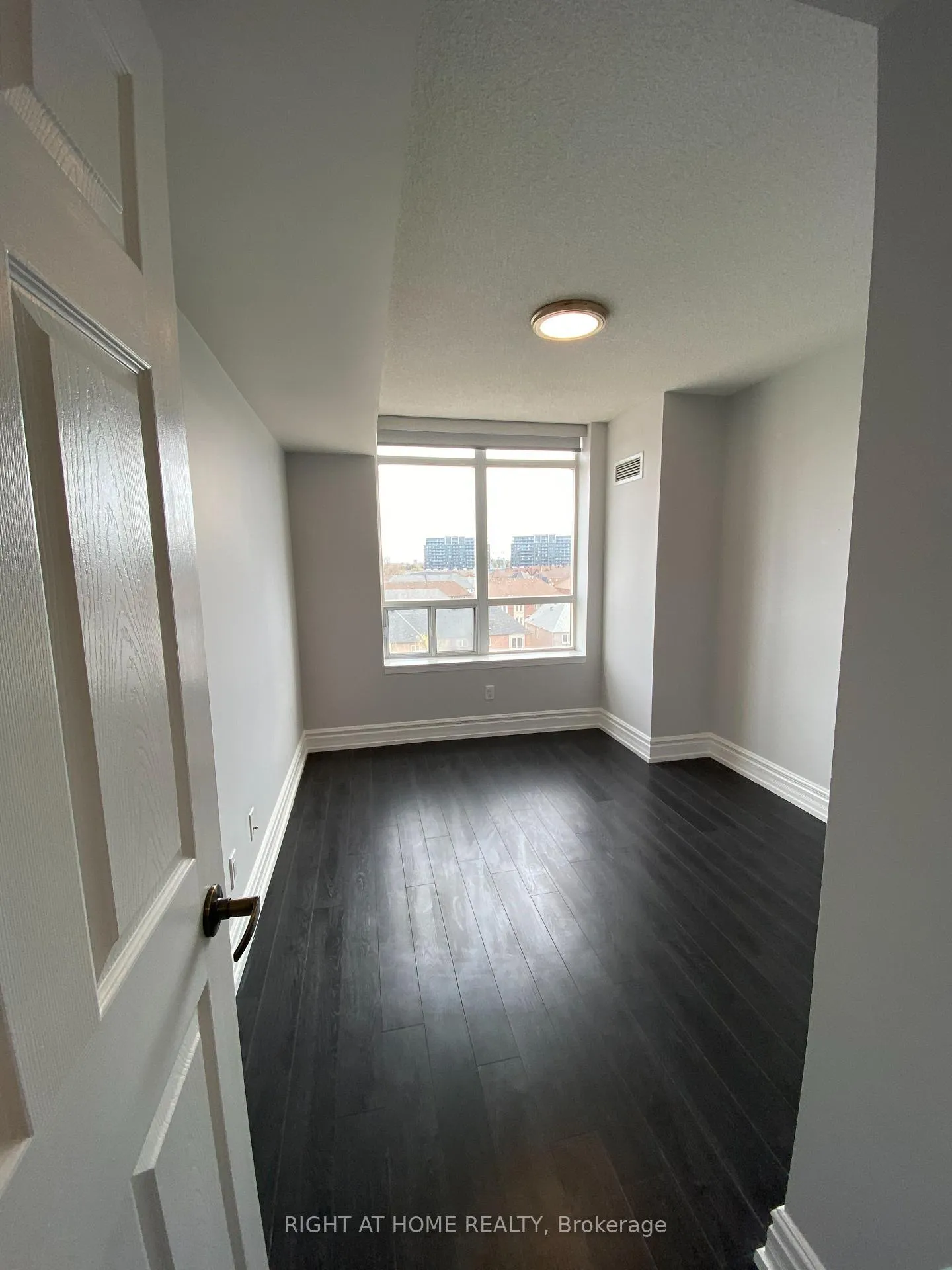 Photo 7 of Unit 811, 130 Pond Drive, Markham, Commerce Valley — HOMEH