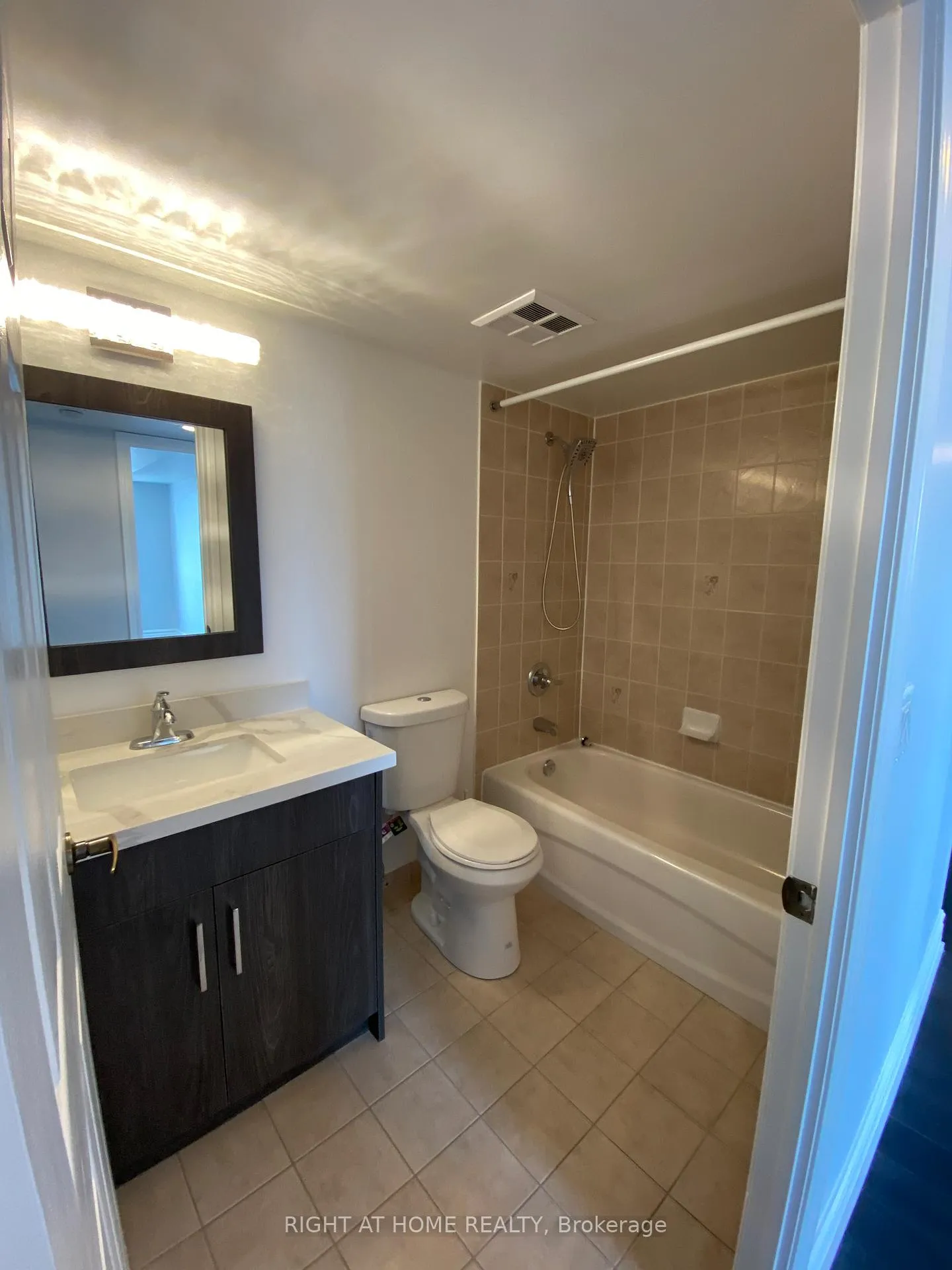 Photo 8 of Unit 811, 130 Pond Drive, Markham, Commerce Valley — HOMEH
