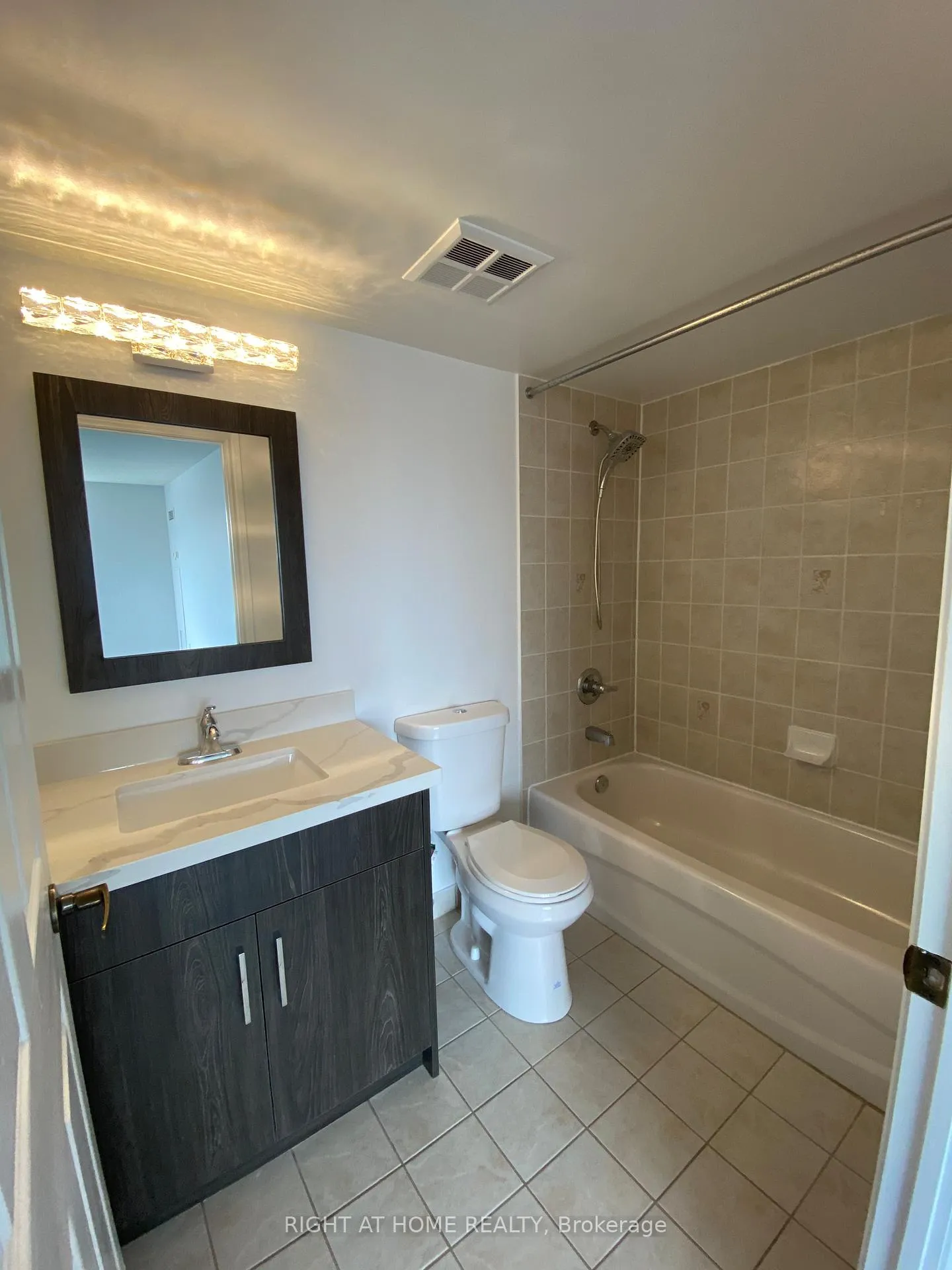 Photo 9 of Unit 811, 130 Pond Drive, Markham, Commerce Valley — HOMEH