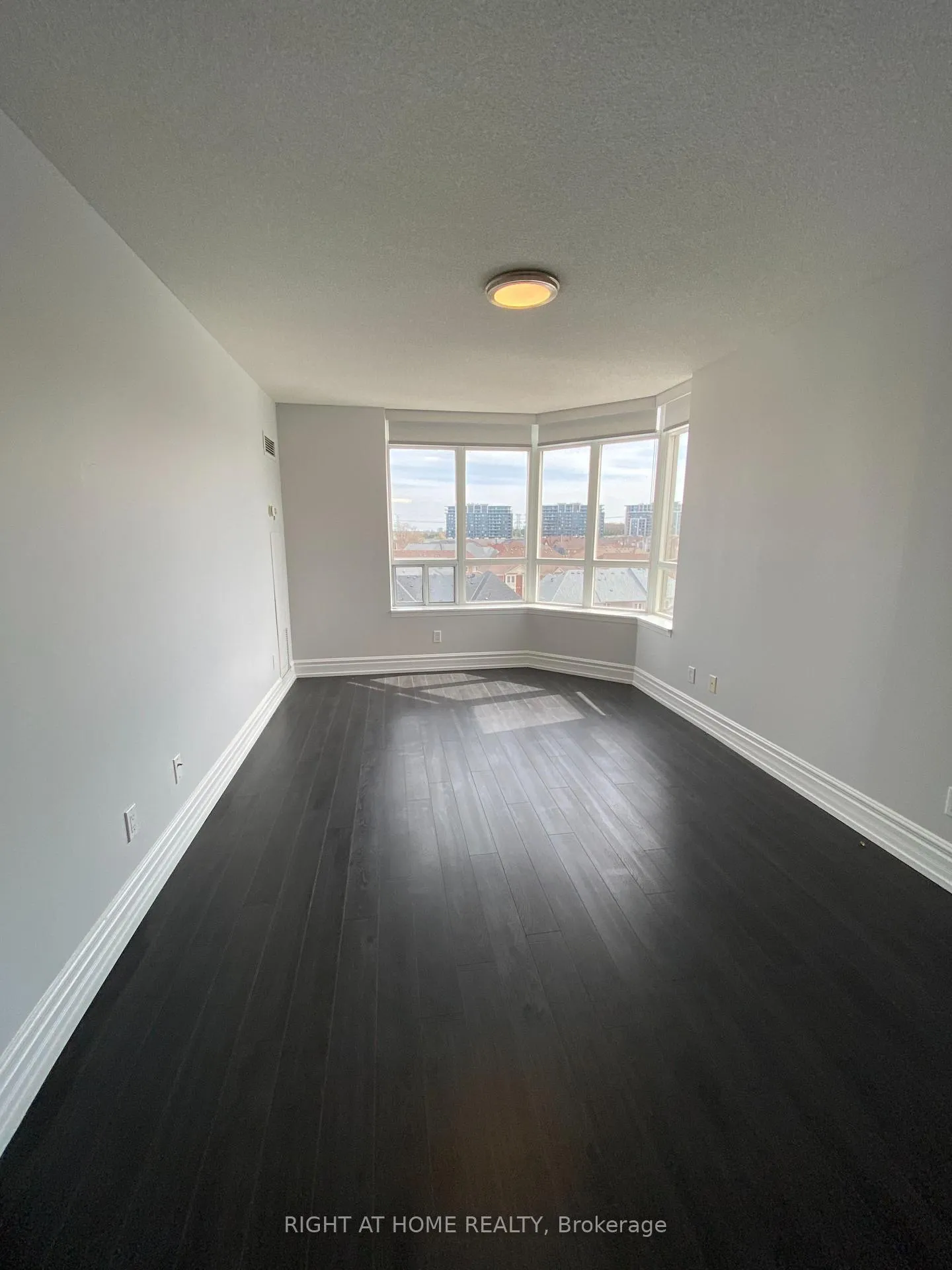Photo 10 of Unit 811, 130 Pond Drive, Markham, Commerce Valley — HOMEH
