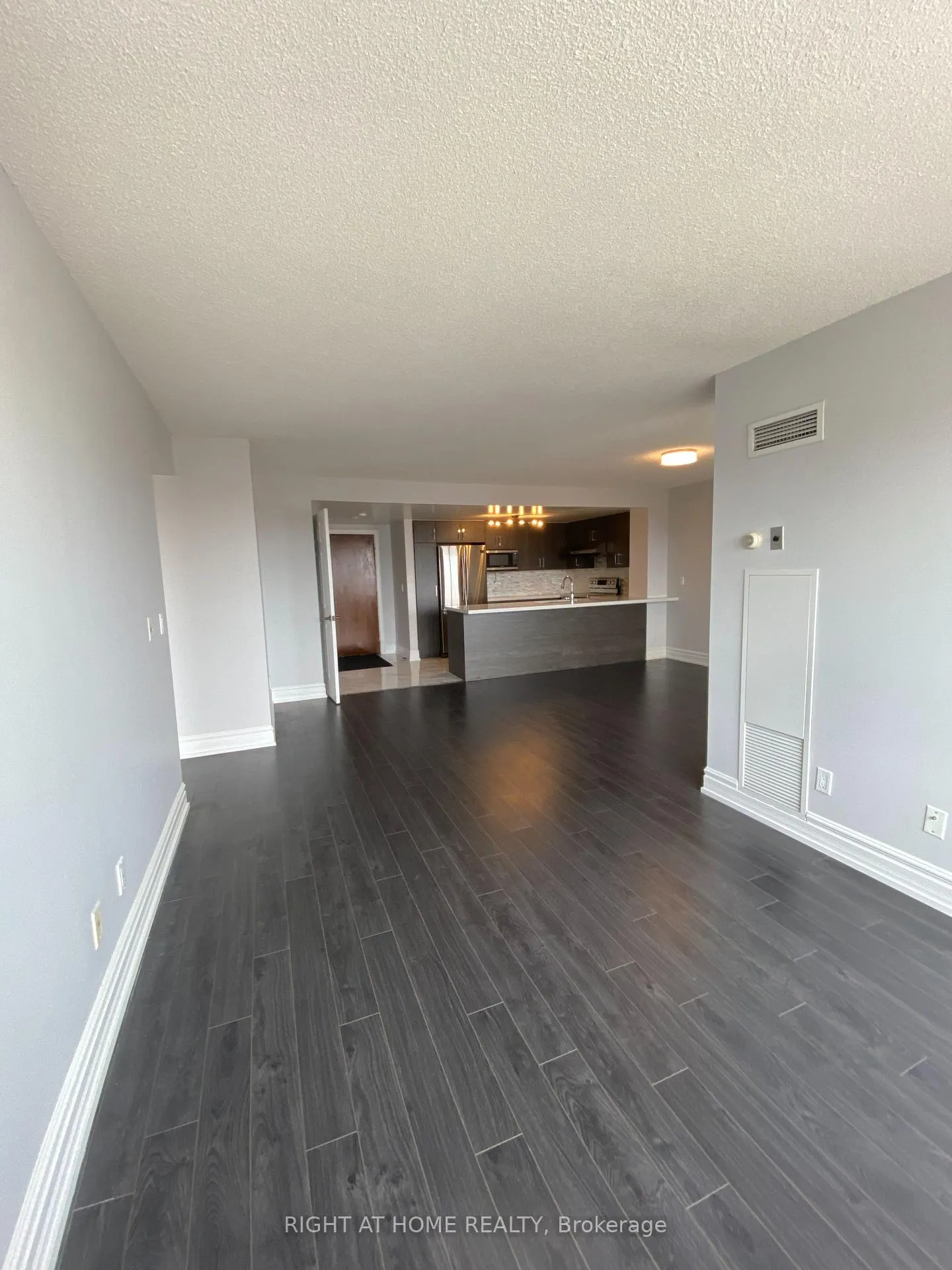 Photo 12 of Unit 811, 130 Pond Drive, Markham, Commerce Valley — HOMEH