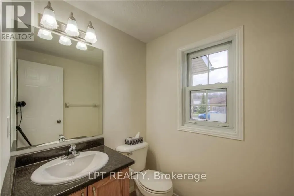 Photo 5 of Unit Unit: Main, 118 Bush Clover Crescent, Waterloo — HOMEH