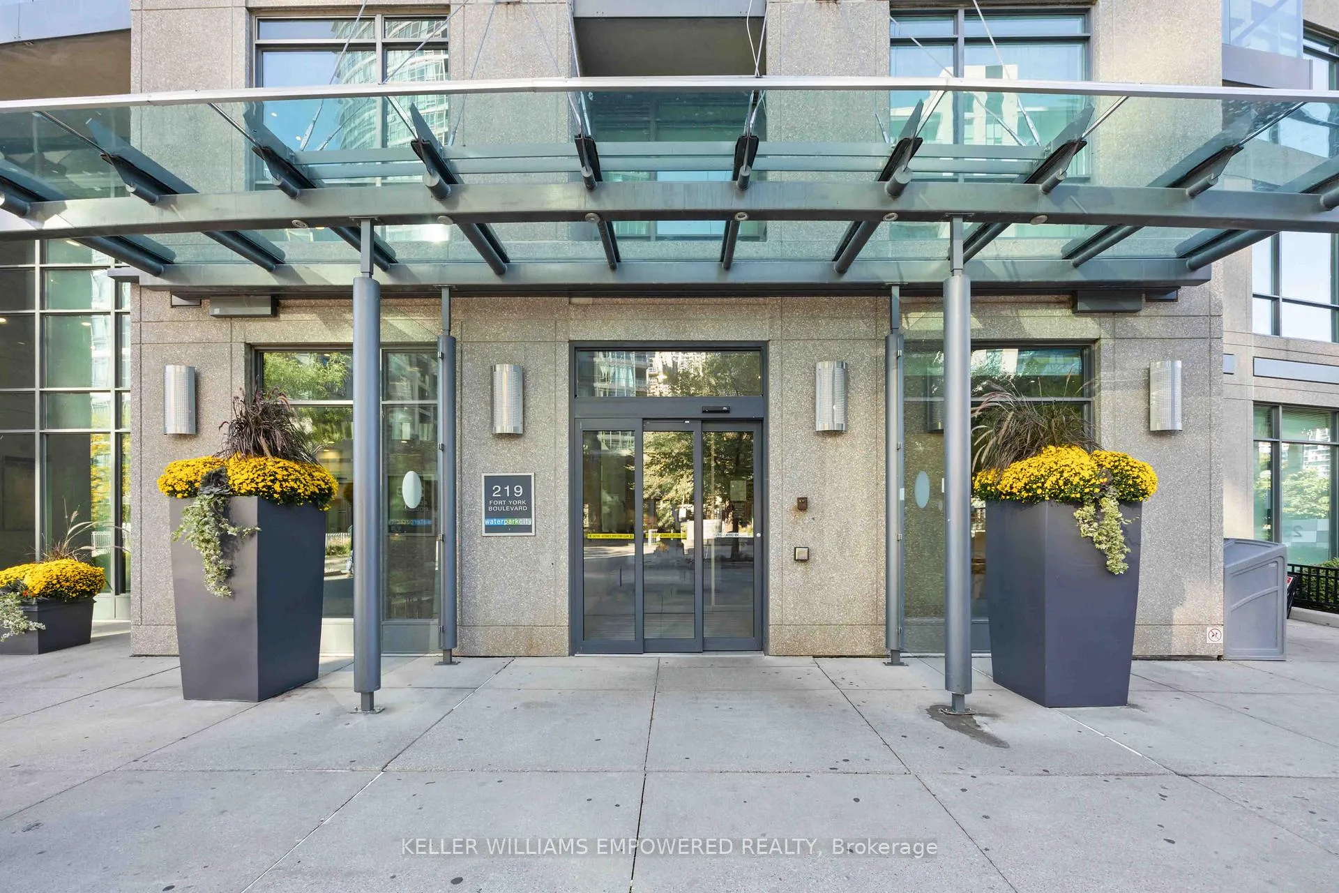 Photo 3 of Unit 2511, 219 Fort York Boulevard, Toronto, Niagara — HOMEH