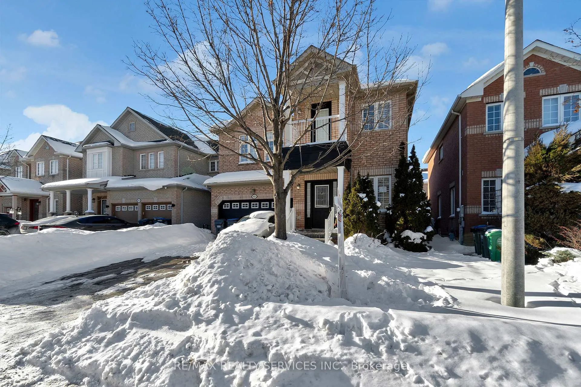 Photo 3 of 43 Masters Green Crescent, Brampton, Snelgrove — HOMEH
